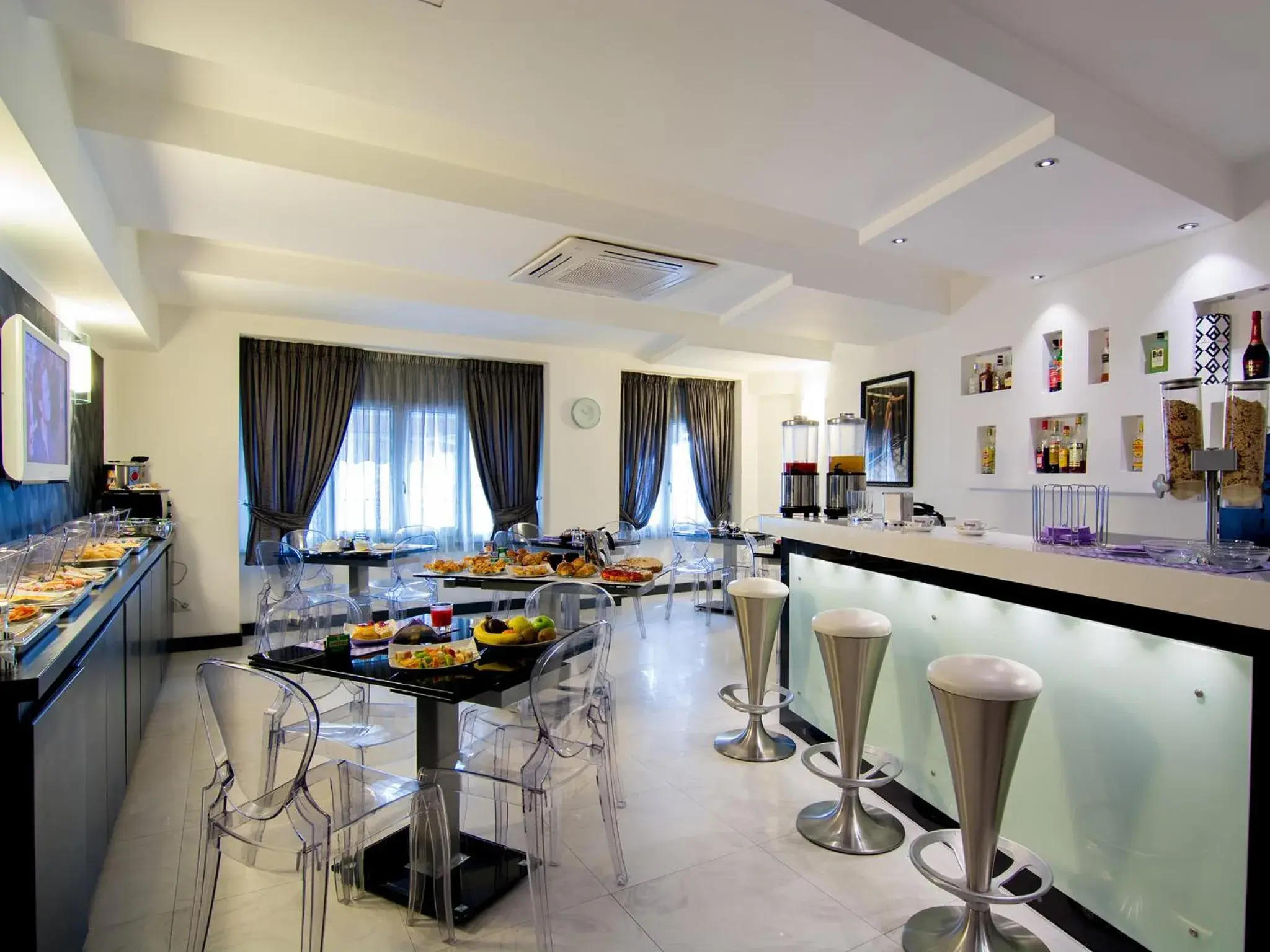 Lounge or bar, Restaurant/Places to Eat in Golden Hotel