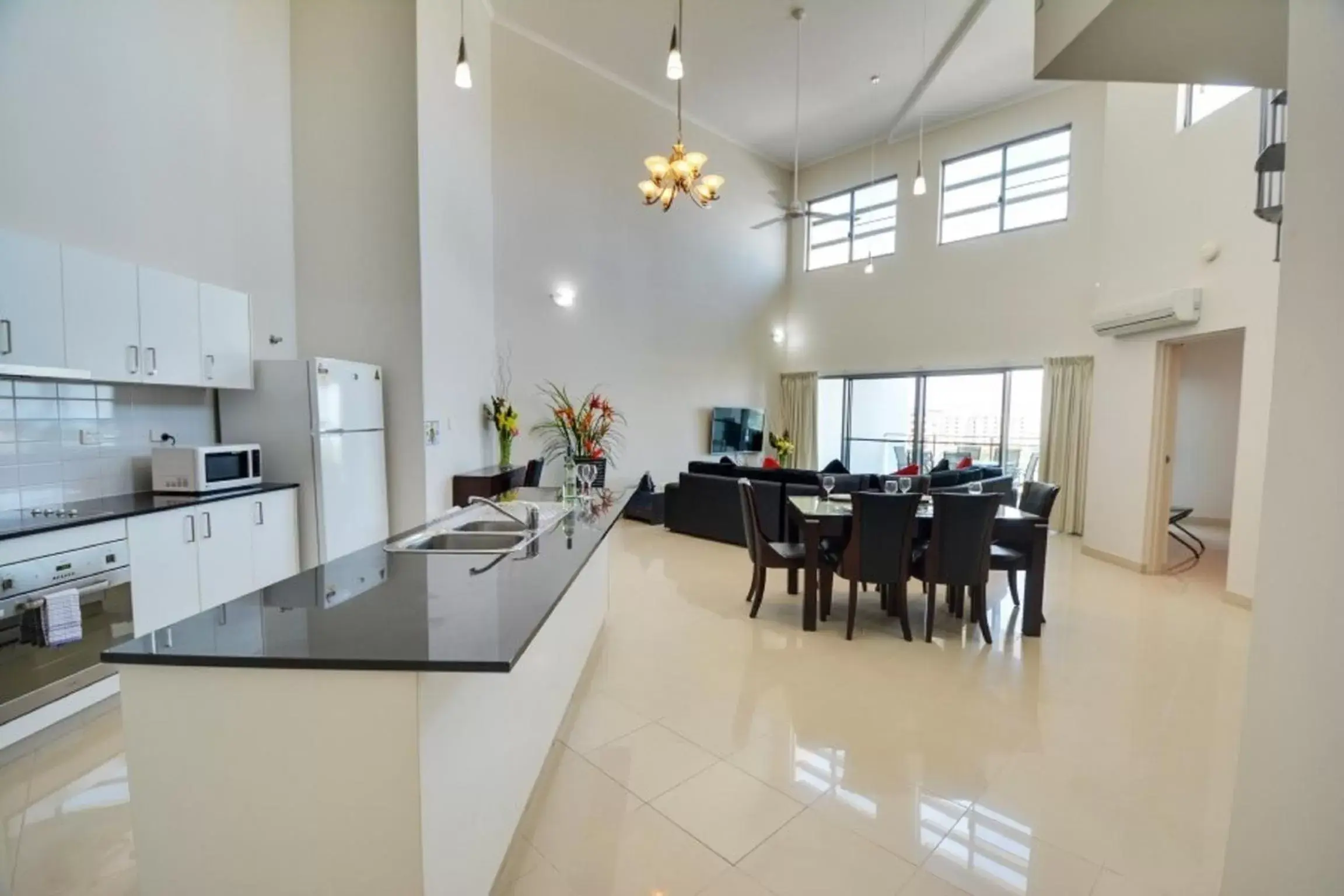 Kitchen or kitchenette, Dining Area in Argus Apartments Darwin