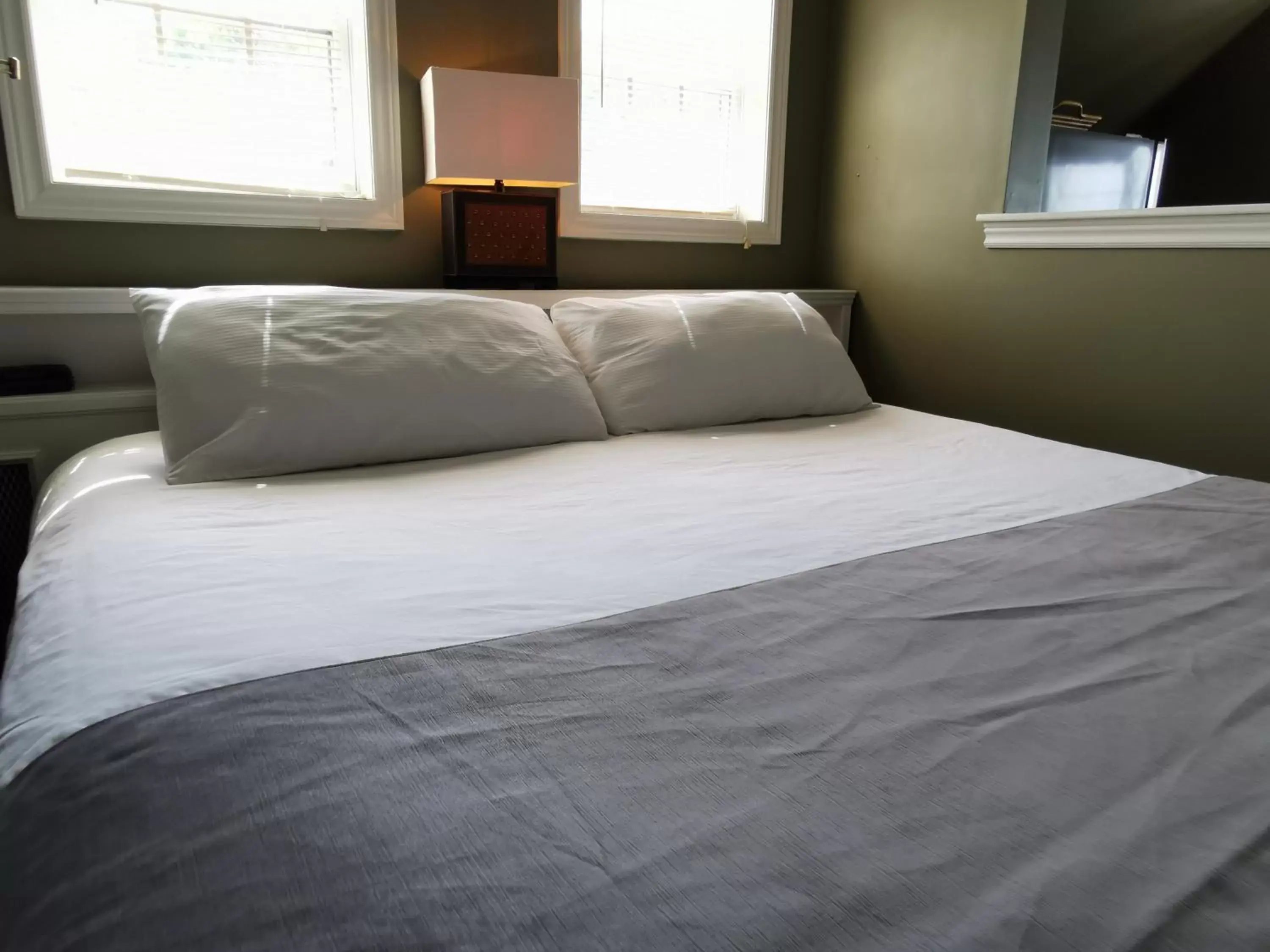 Bed in Inn on the Harbour and Telegraph House