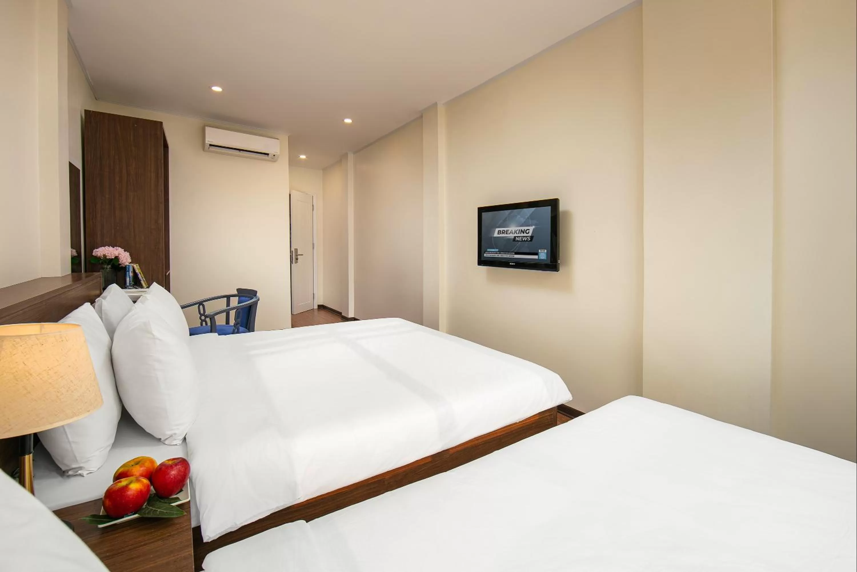 Bed in Queen Cafe Hotel & Pub