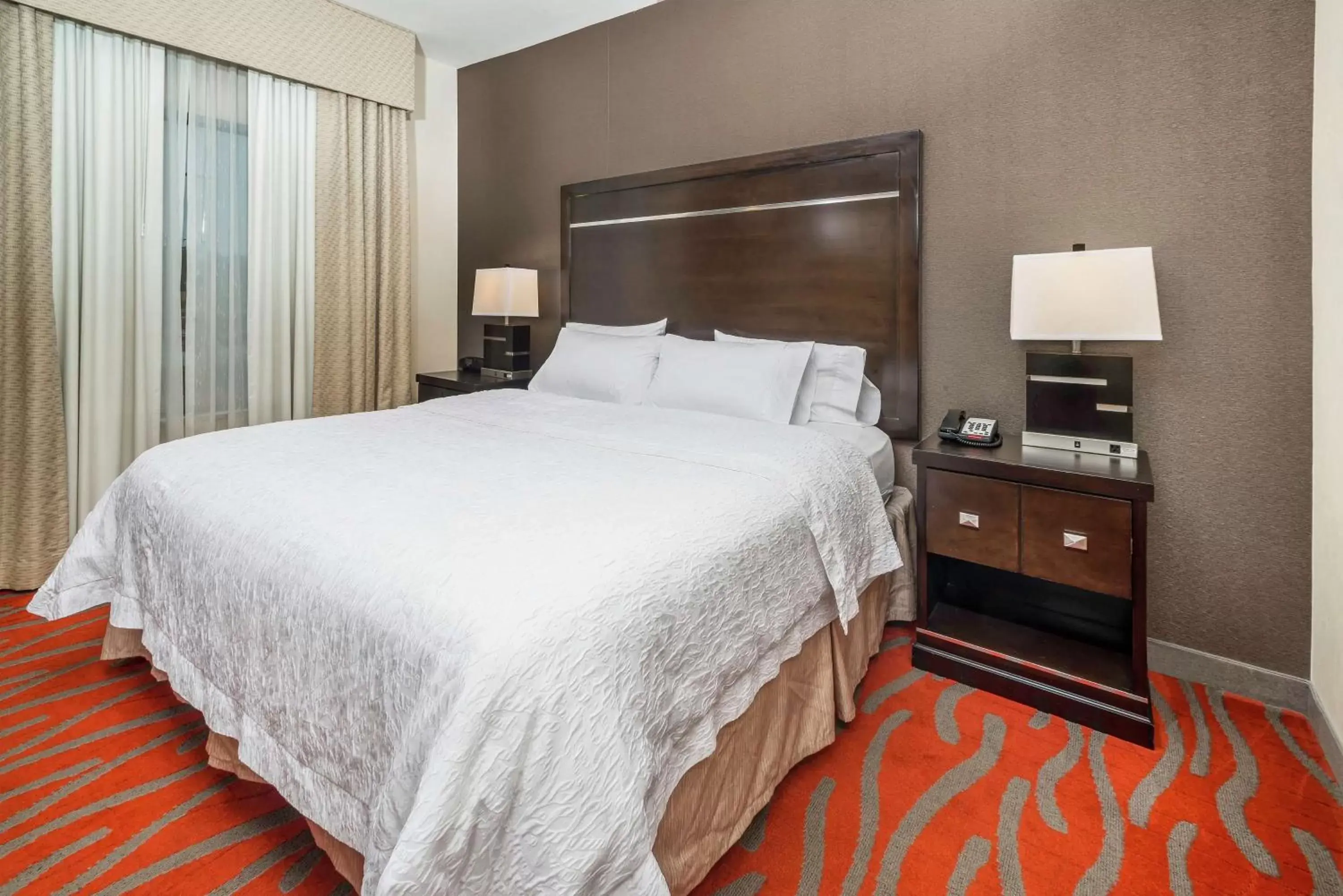 Bed in Hampton Inn and Suites Tulsa/Catoosa