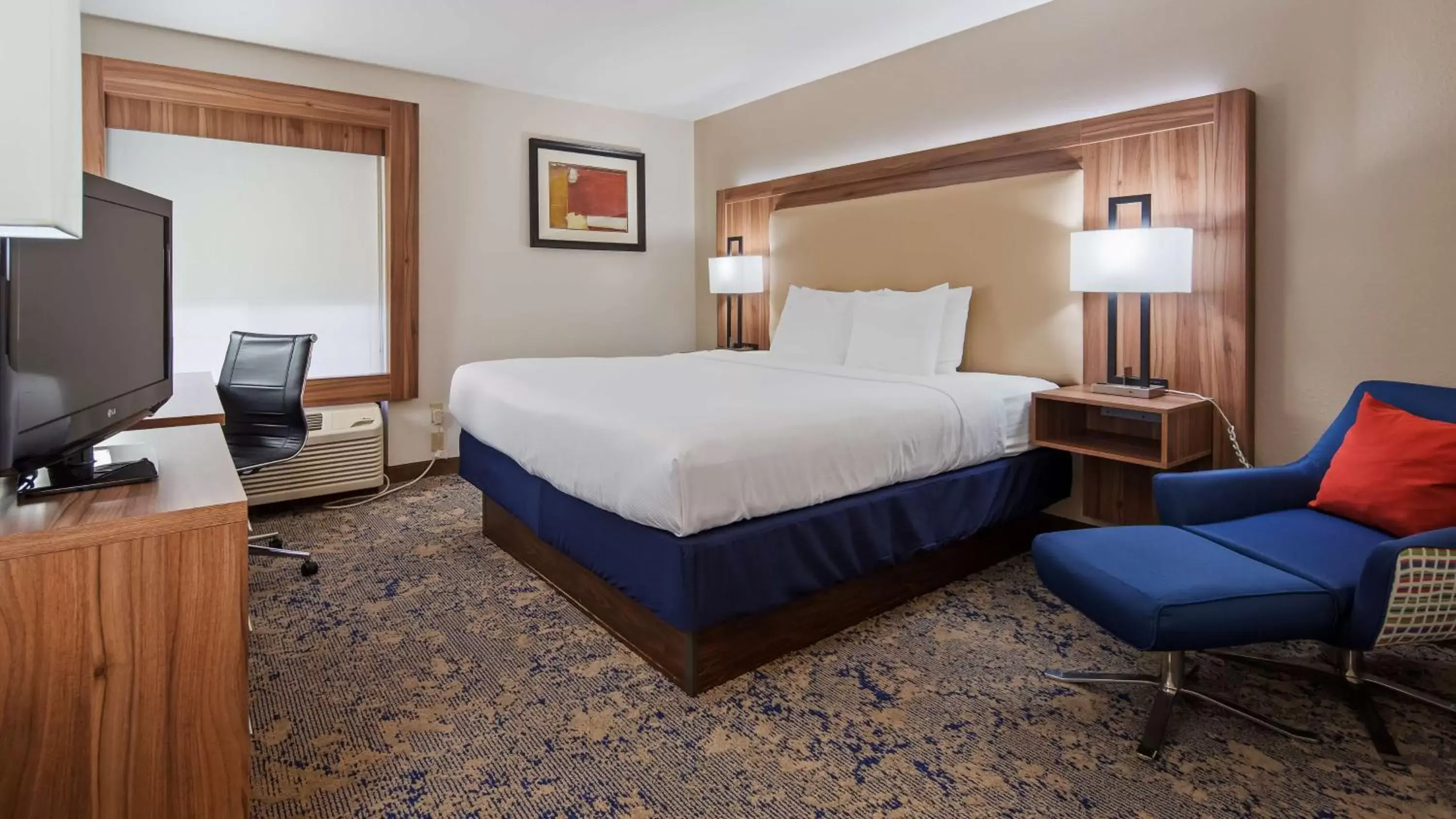 Photo of the whole room, Bed in Best Western Plus Kansas City Airport - KCI East