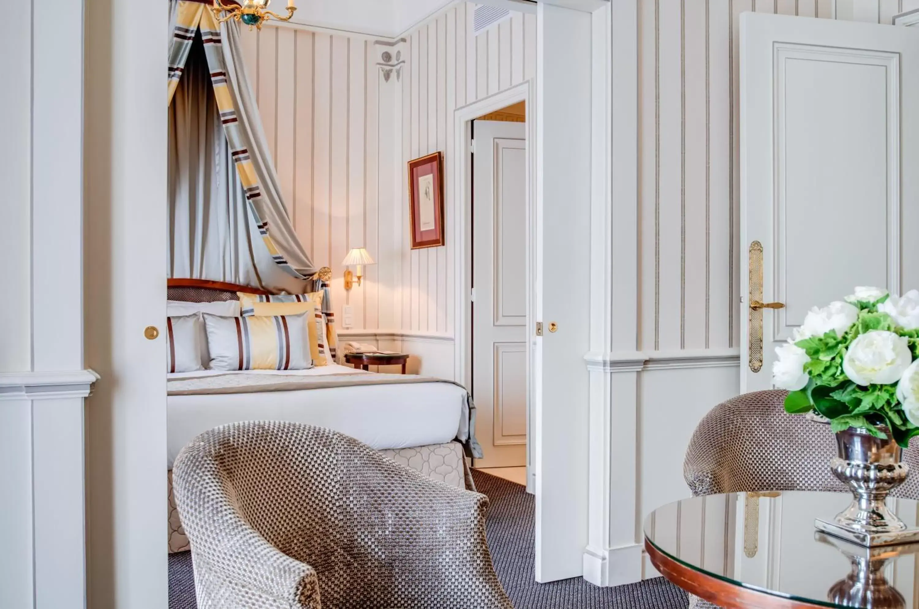 Bedroom, Bed in Hotel Napoleon Paris