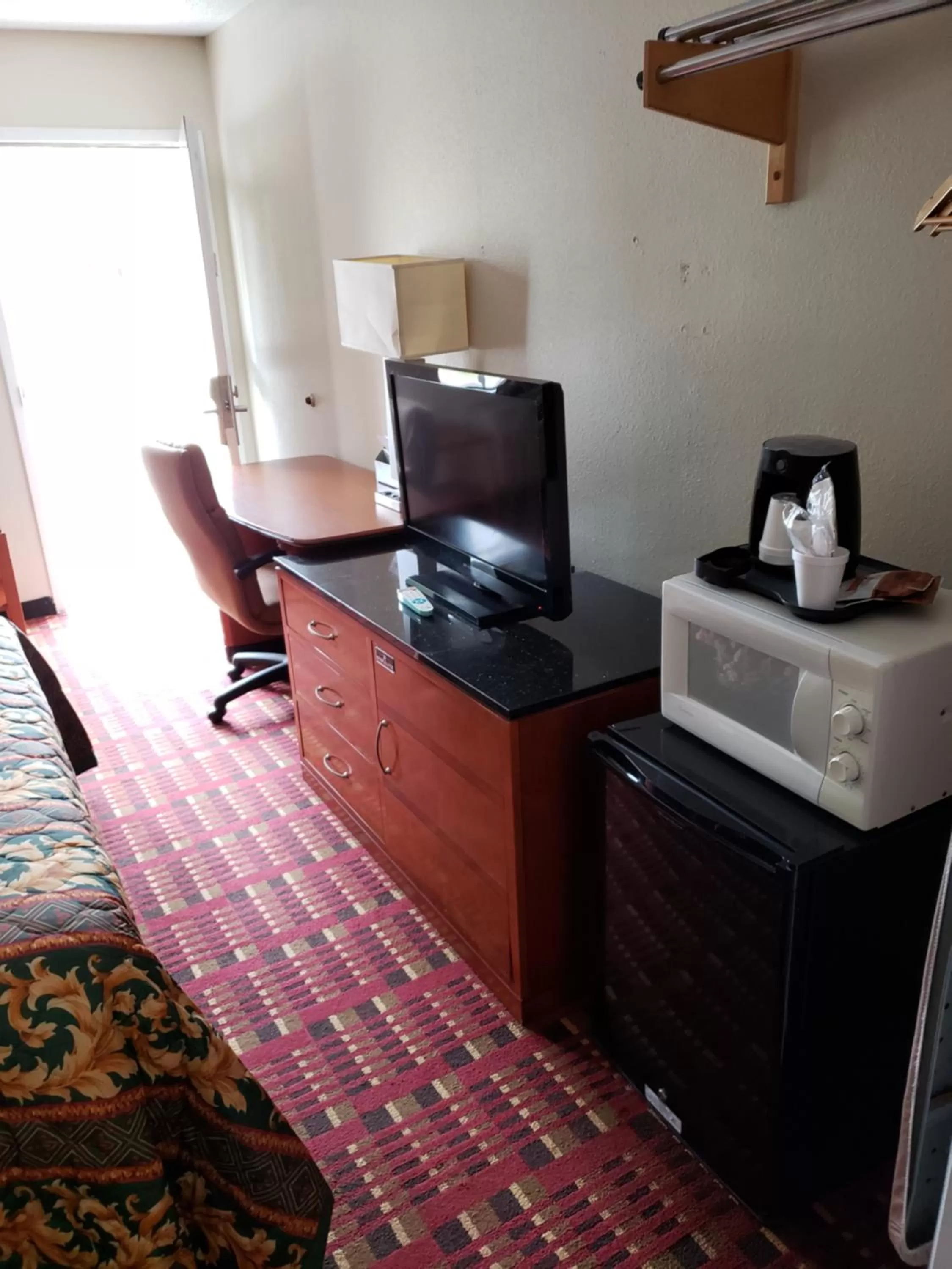 TV and multimedia in Peach Tree Inn