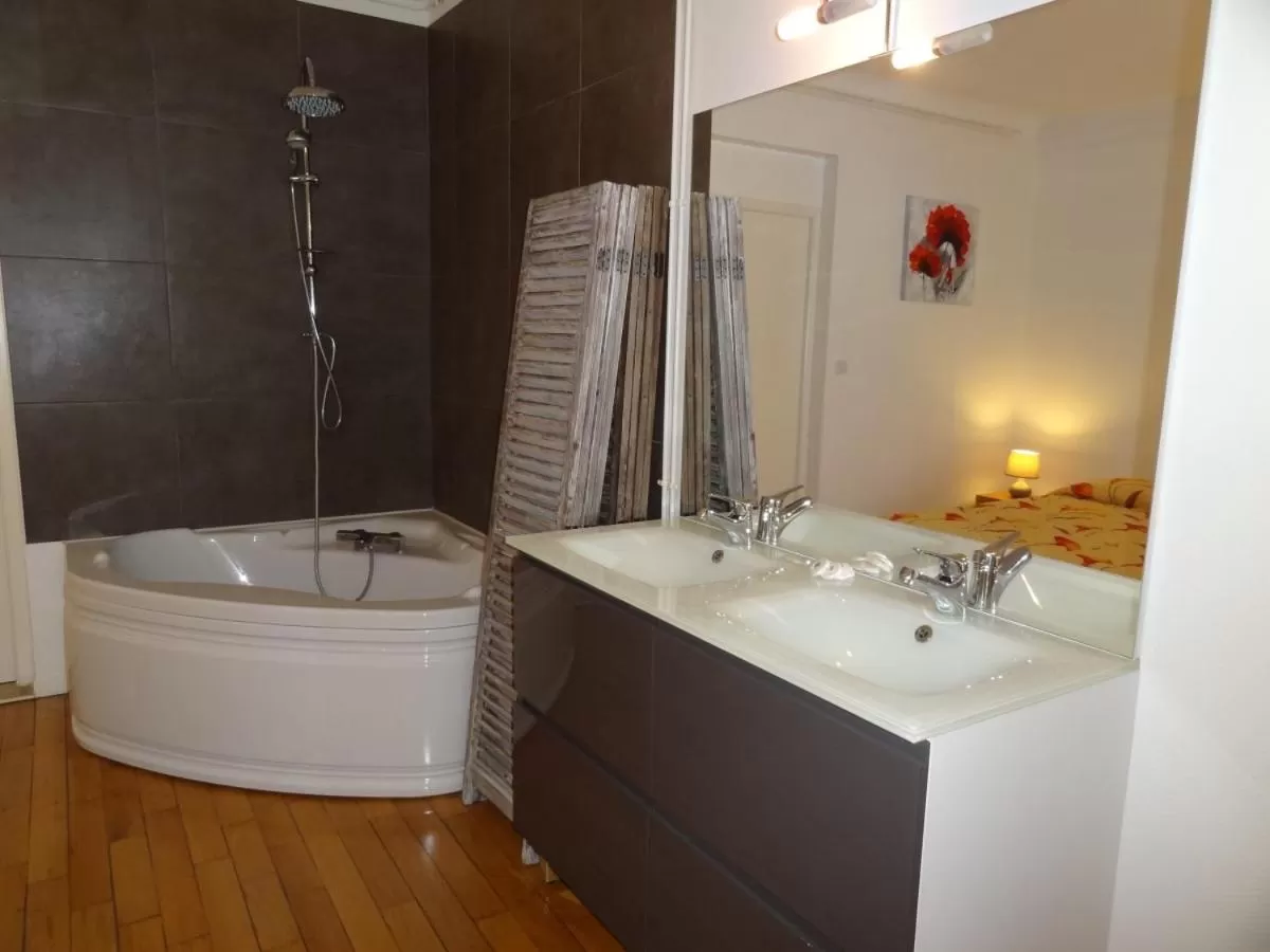 Bathroom in ApartHotel François 1er - 16ème