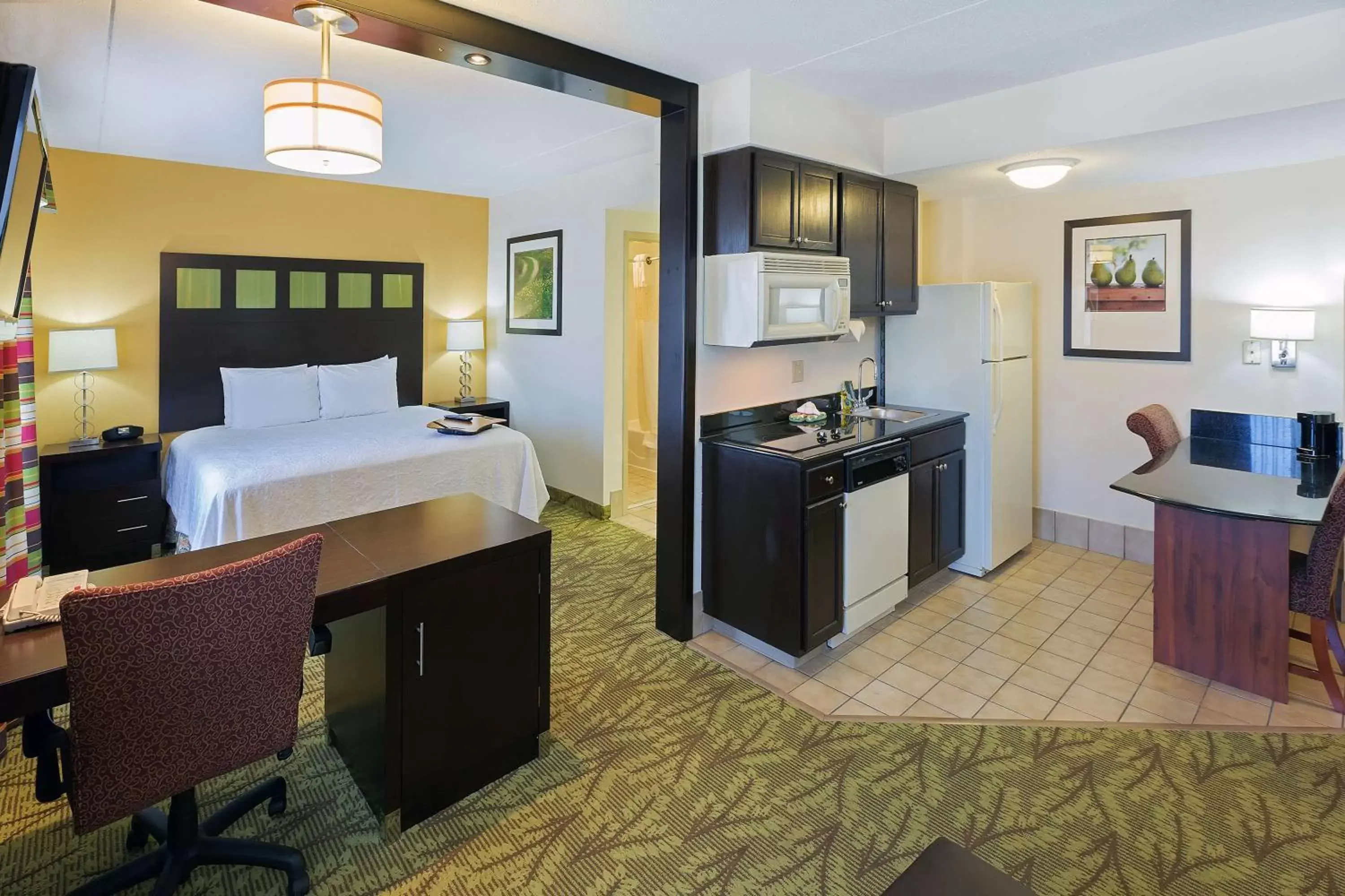 Living room, Kitchen/Kitchenette in Hampton Inn & Suites Tulsa-Woodland Hills