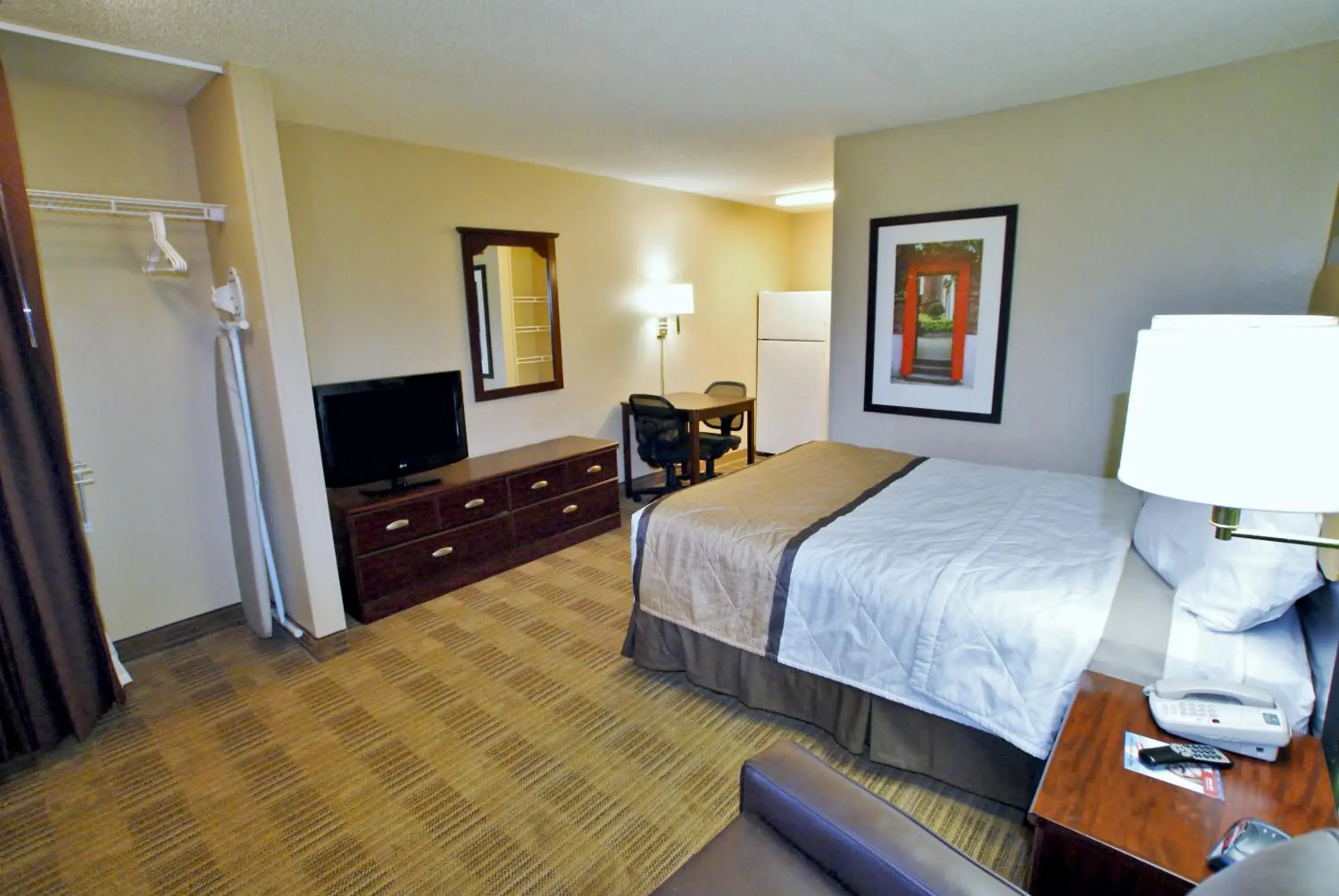 Bed in Extended Stay America Suites - Bakersfield - California Avenue