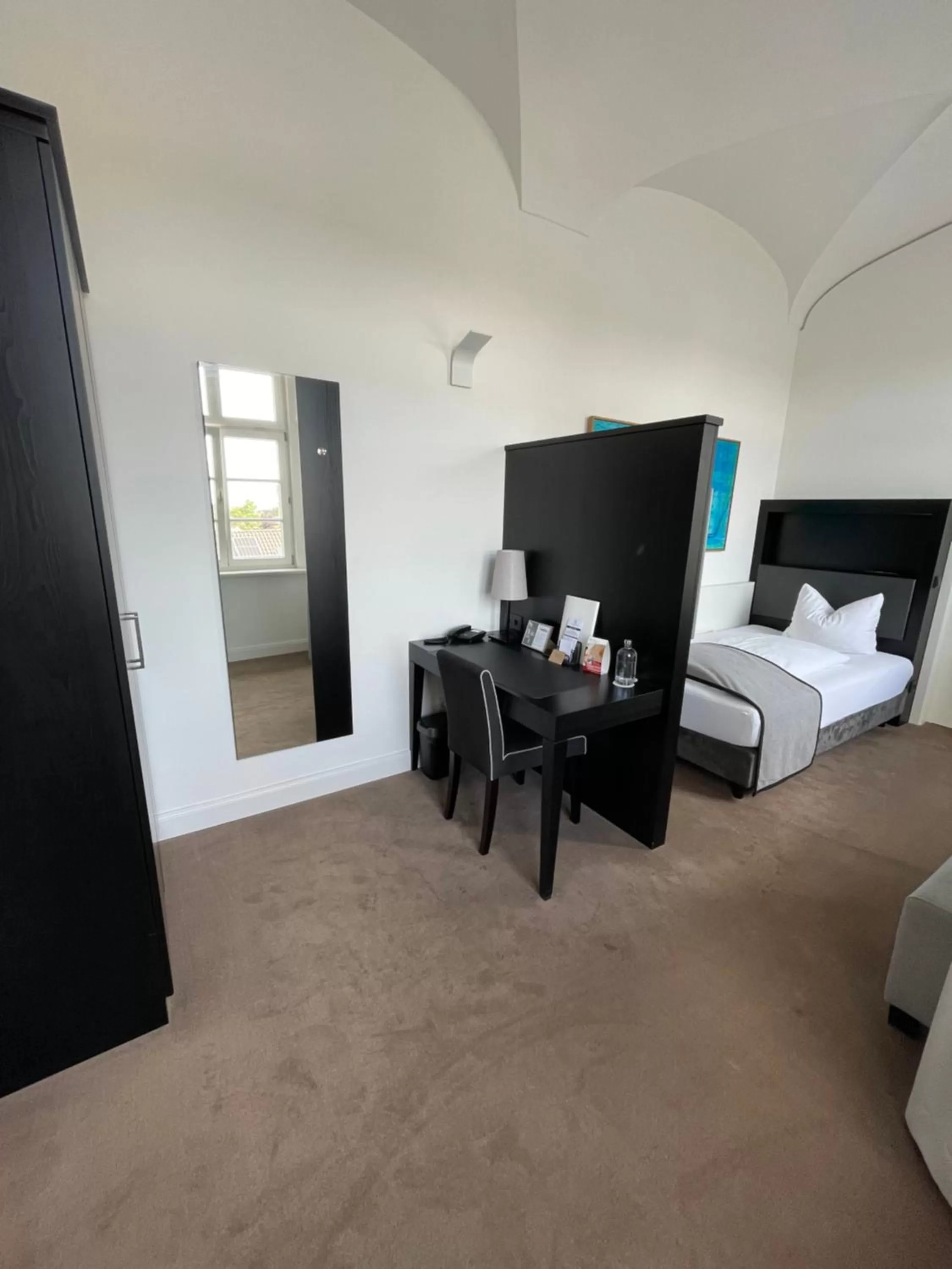 Bedroom, Bed in Hotel Münchner Hof