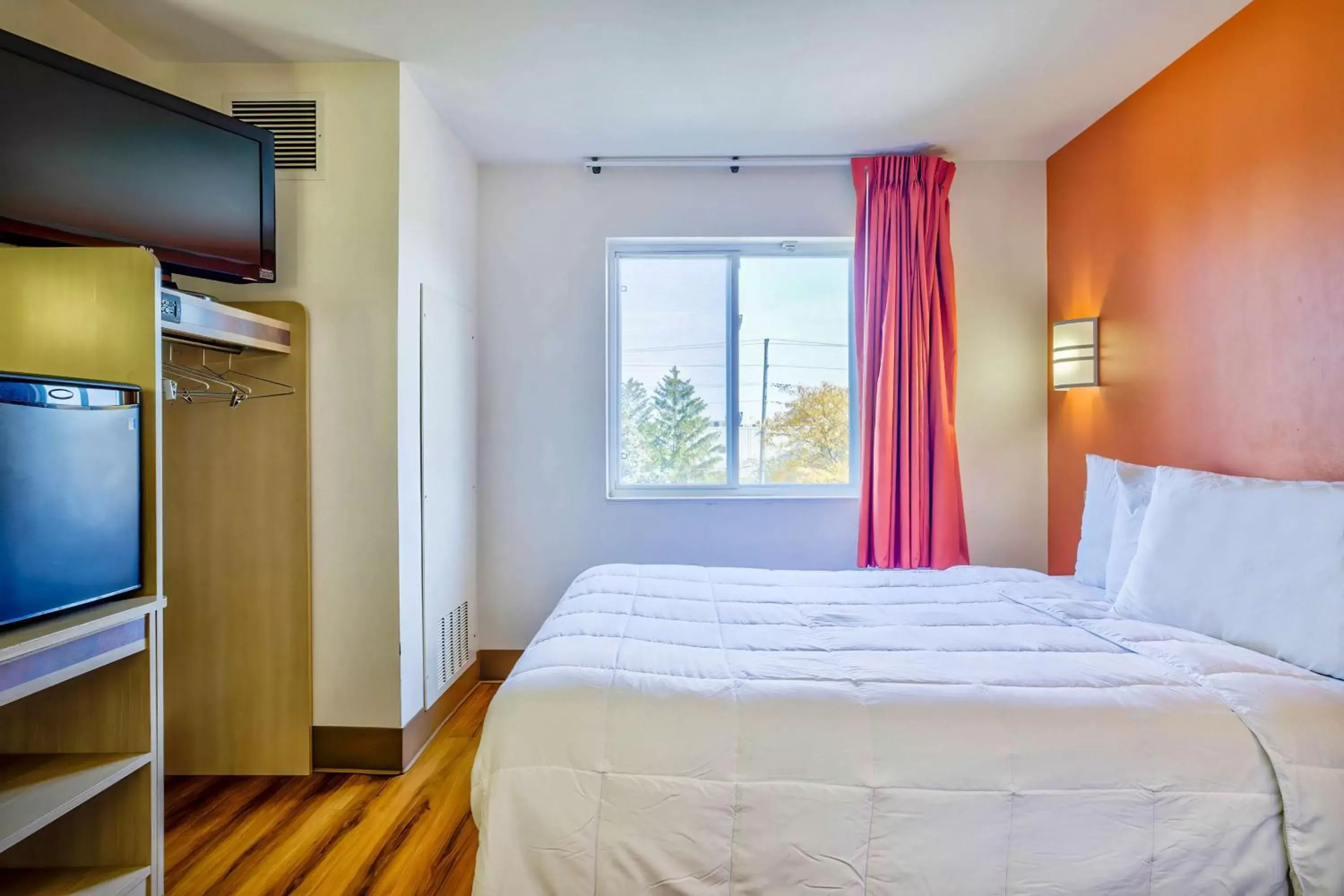 Bedroom, Bed in Motel 6-Burlington, ON - Toronto West - Oakville