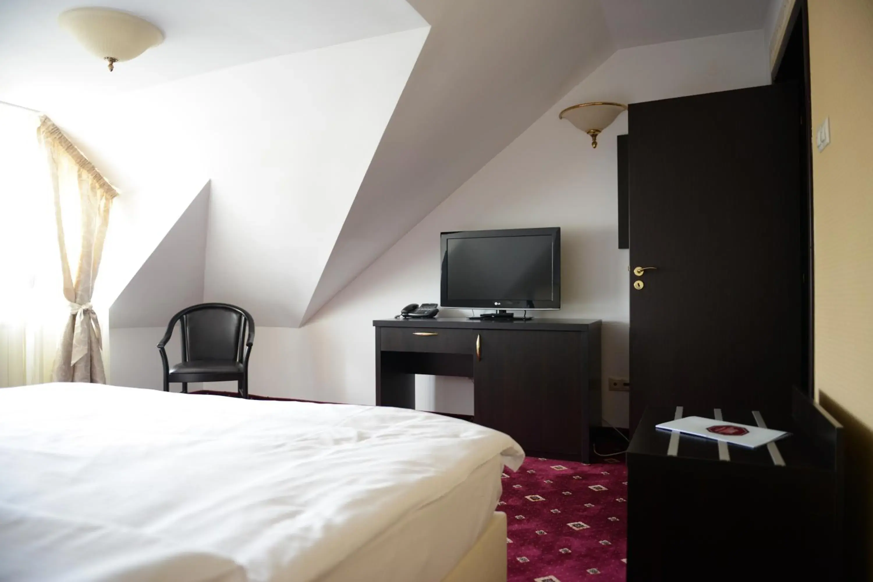 Bed, TV/Entertainment Center in Hotel Bulevard Predeal