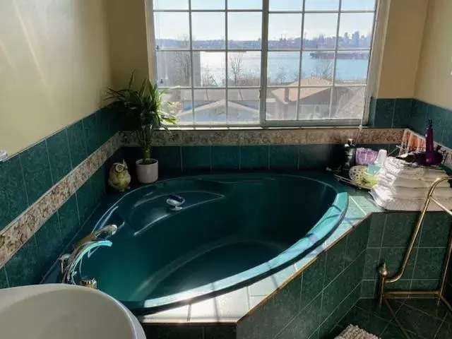 Bathroom in Ocean Breeze Executive Bed and Breakfast