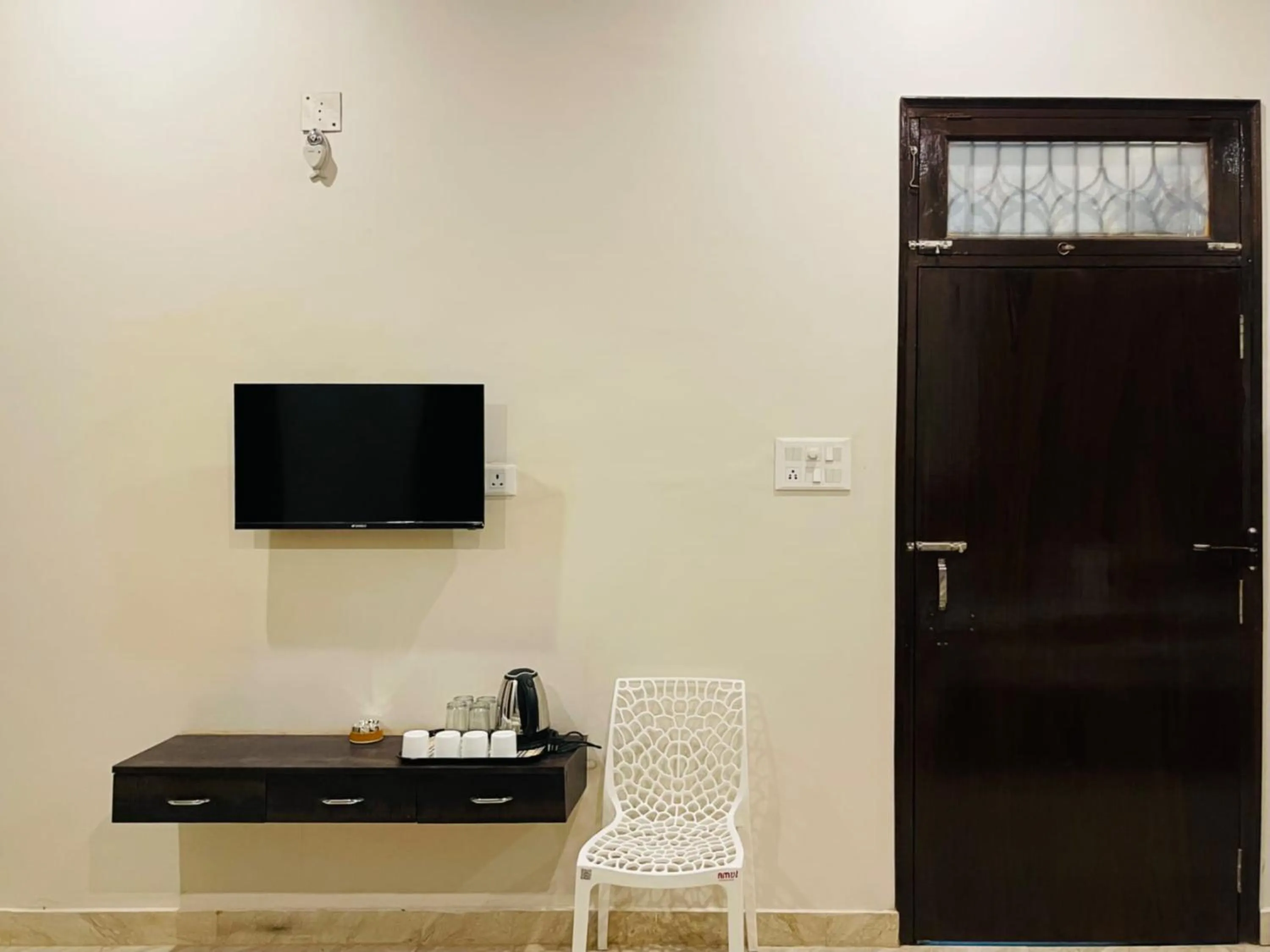 TV and multimedia, TV/Entertainment Center in Goroomgo Assi River Guest House Varanasi