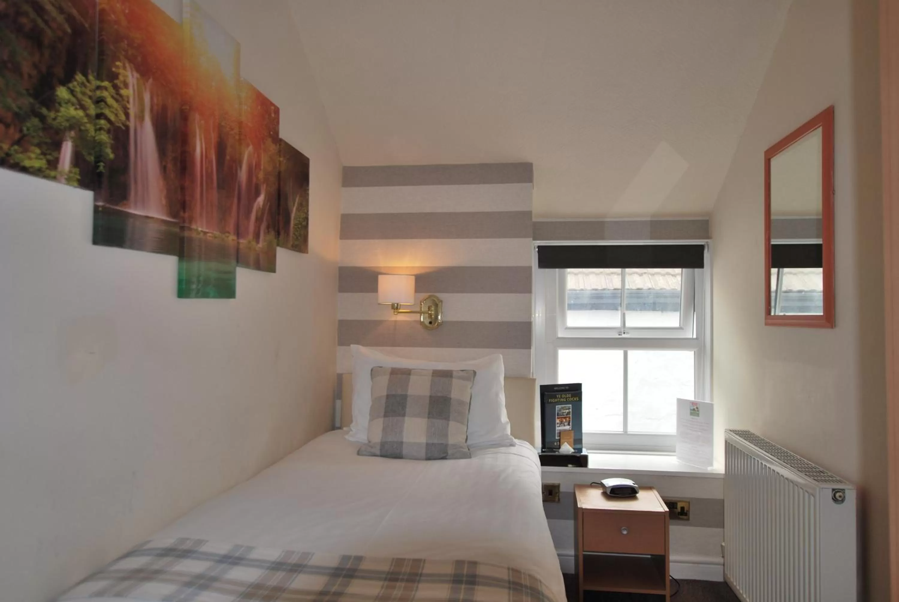 Bedroom, Bed in Ye Olde Fighting Cocks