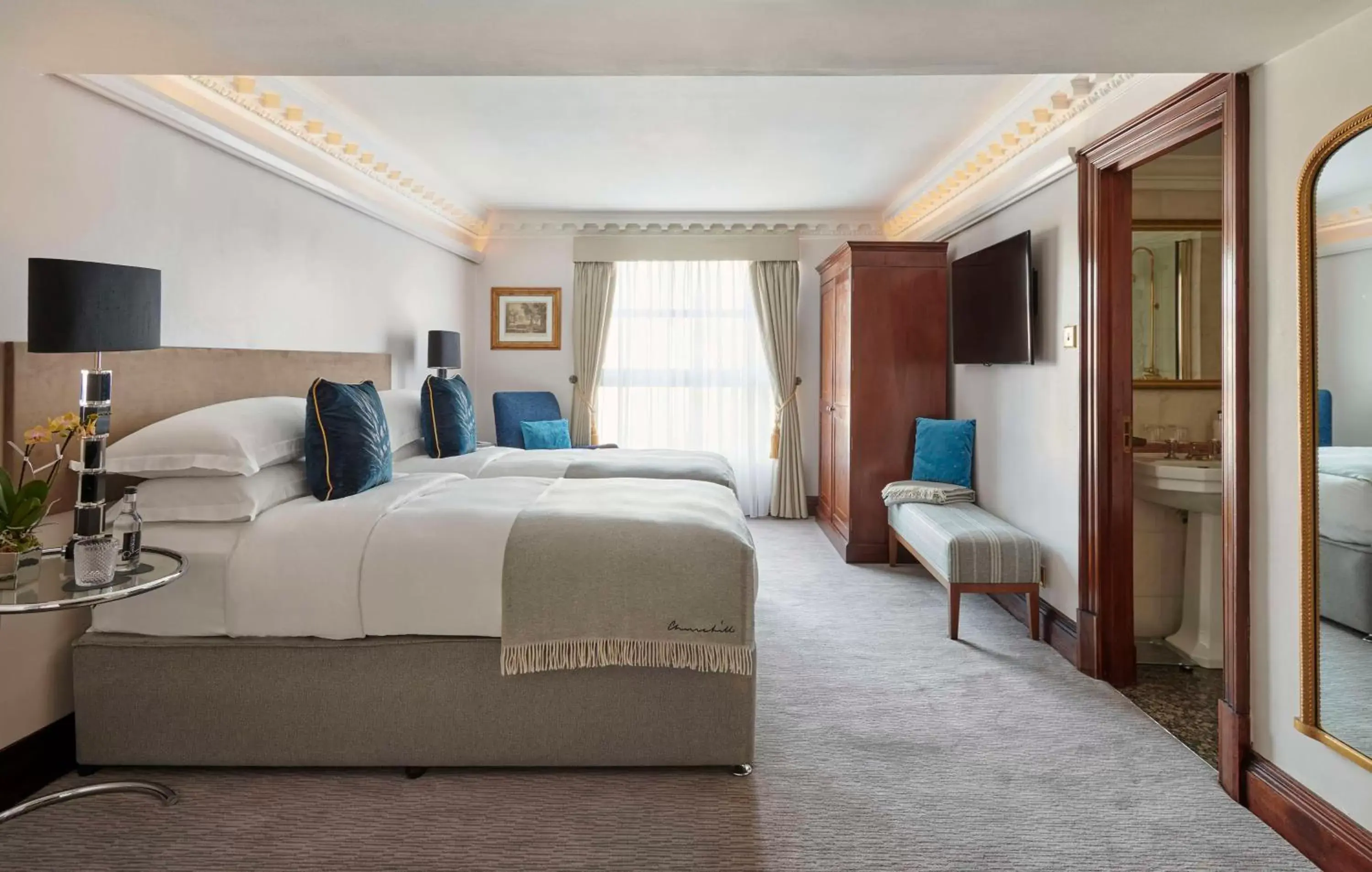 Photo of the whole room, Bed in Hyatt Regency London - The Churchill