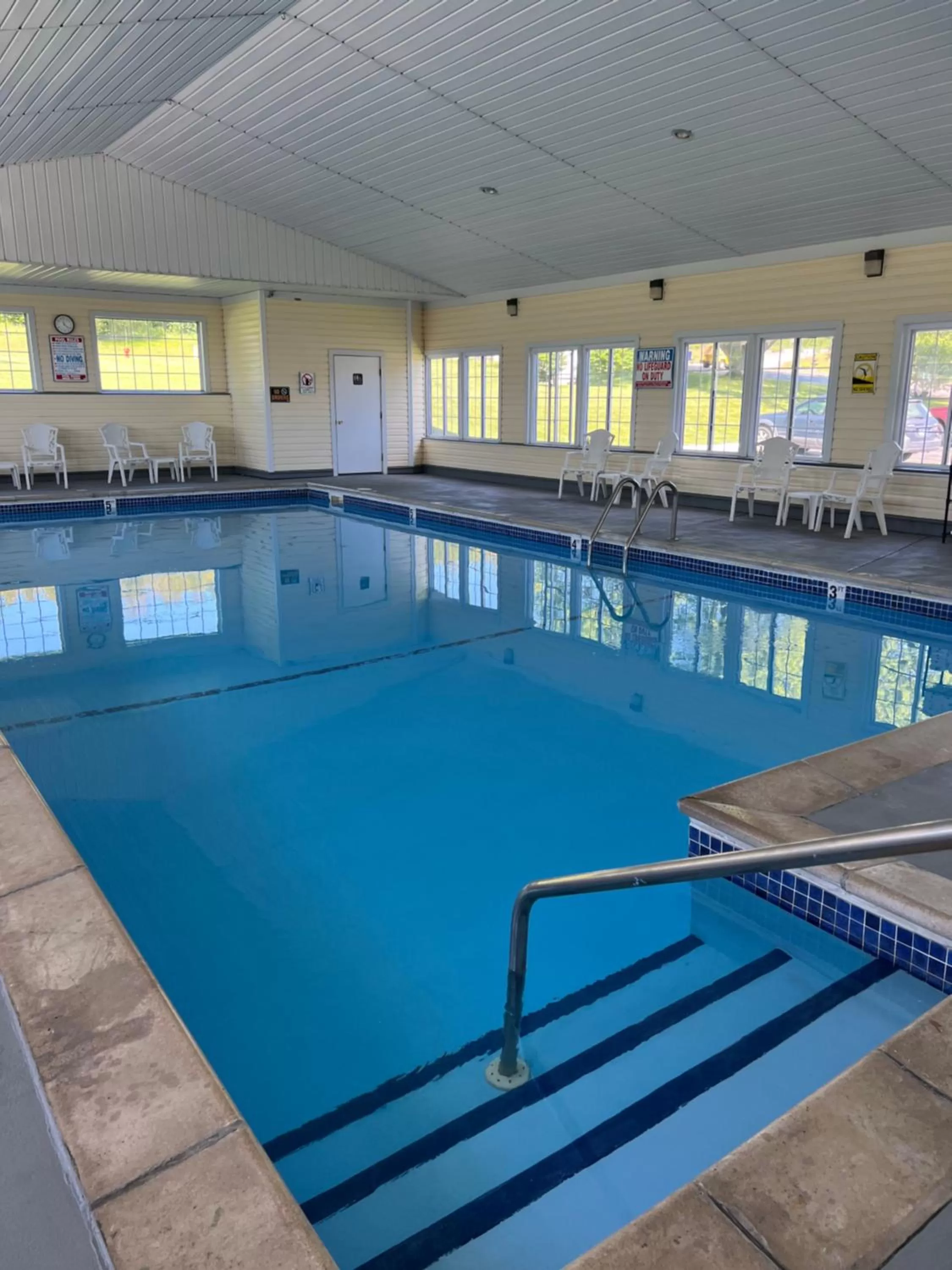 Swimming pool in Quality Inn Lakefront