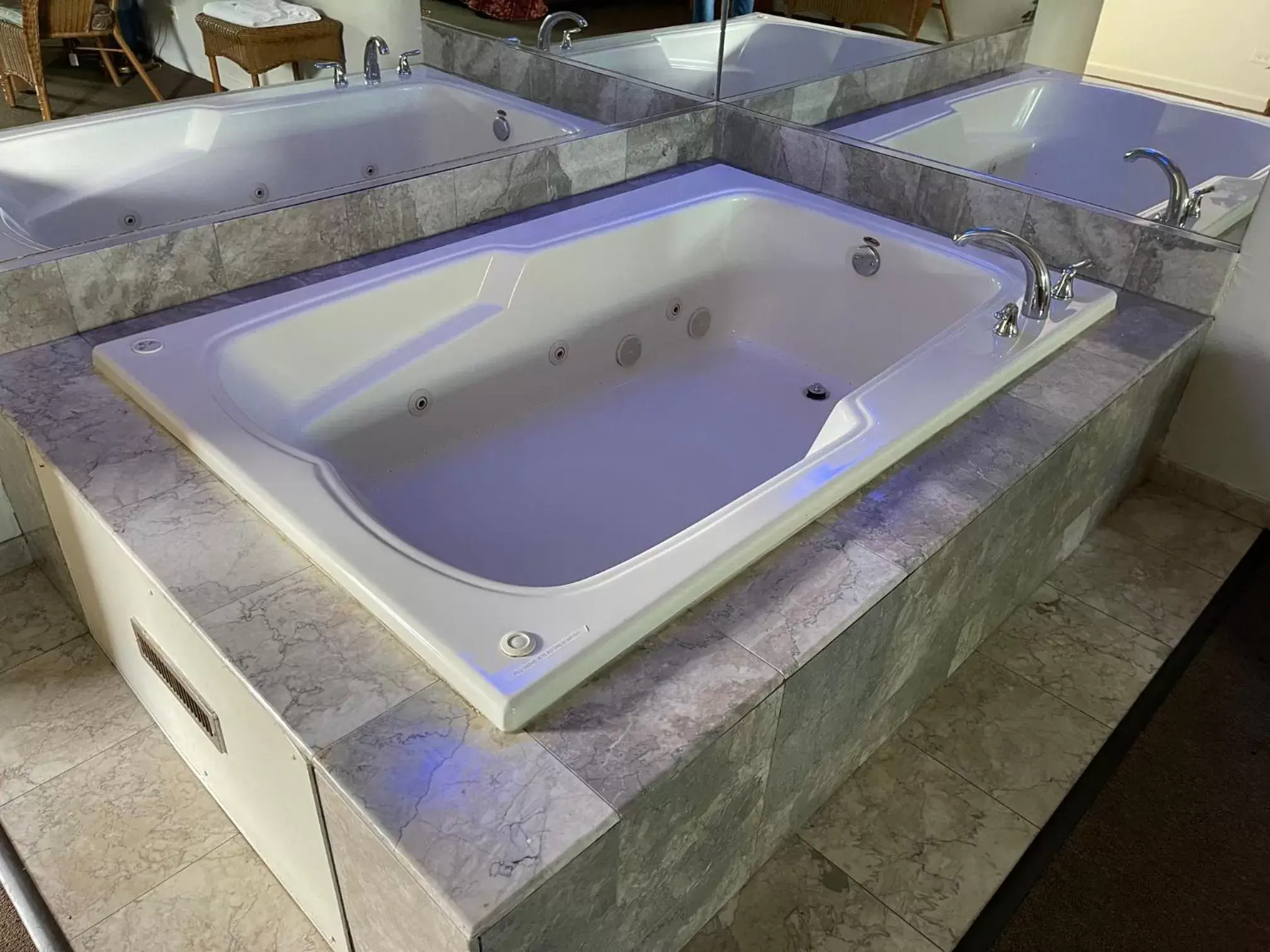 Hot Tub in VIBE INN - WHIRLPOOLS SUITES - Lyons