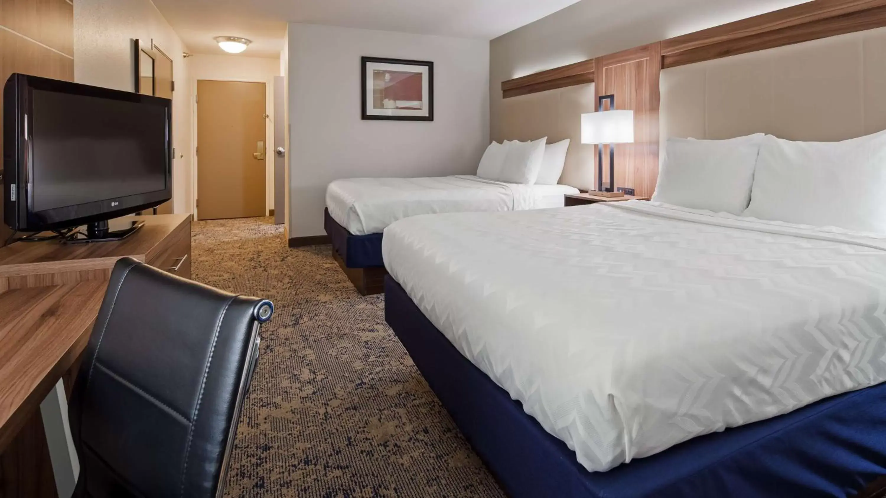 Photo of the whole room, Bed in Best Western Plus Kansas City Airport - KCI East