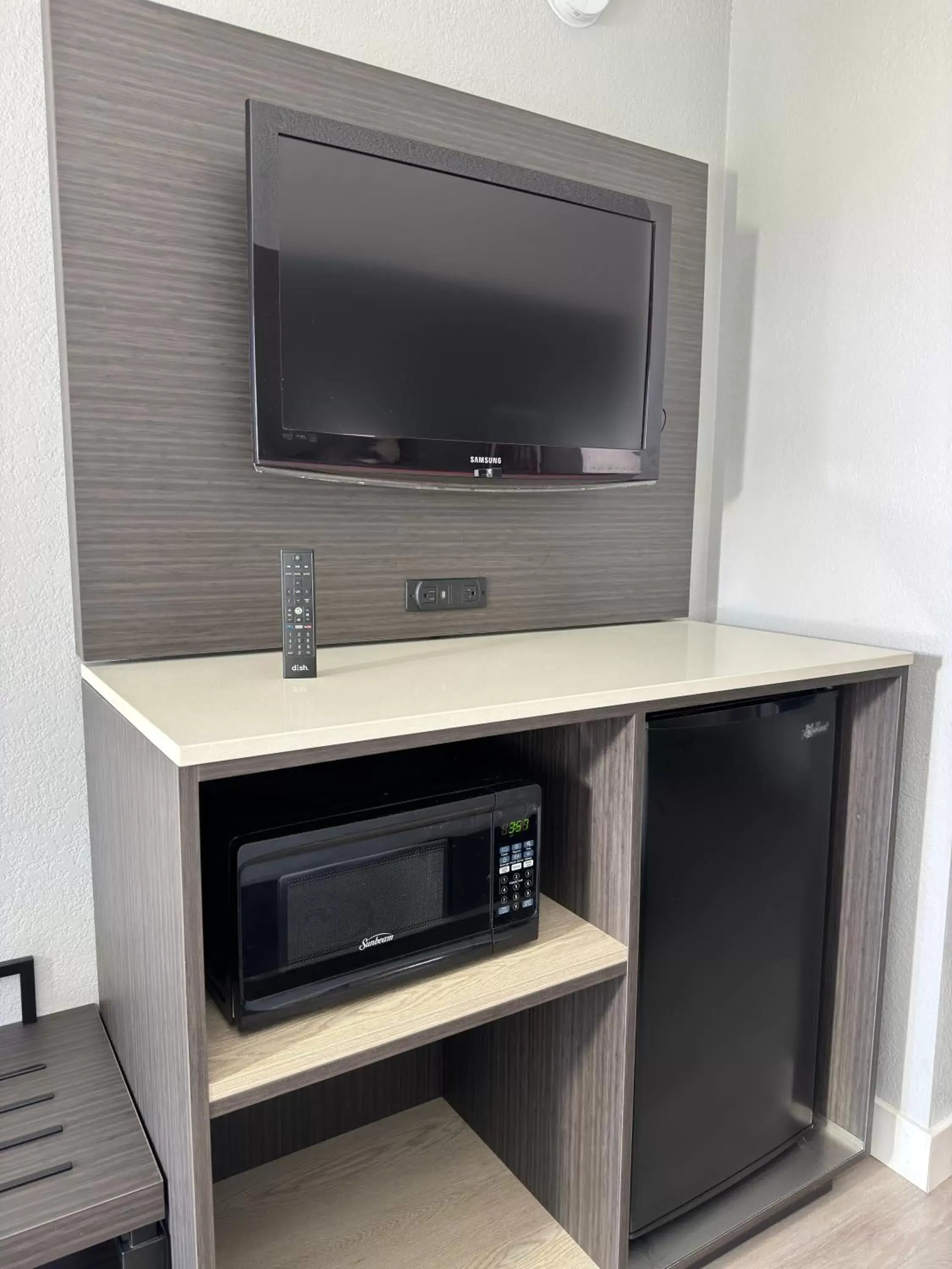 TV and multimedia, TV/Entertainment Center in La Quinta Inn by Wyndham Stockton