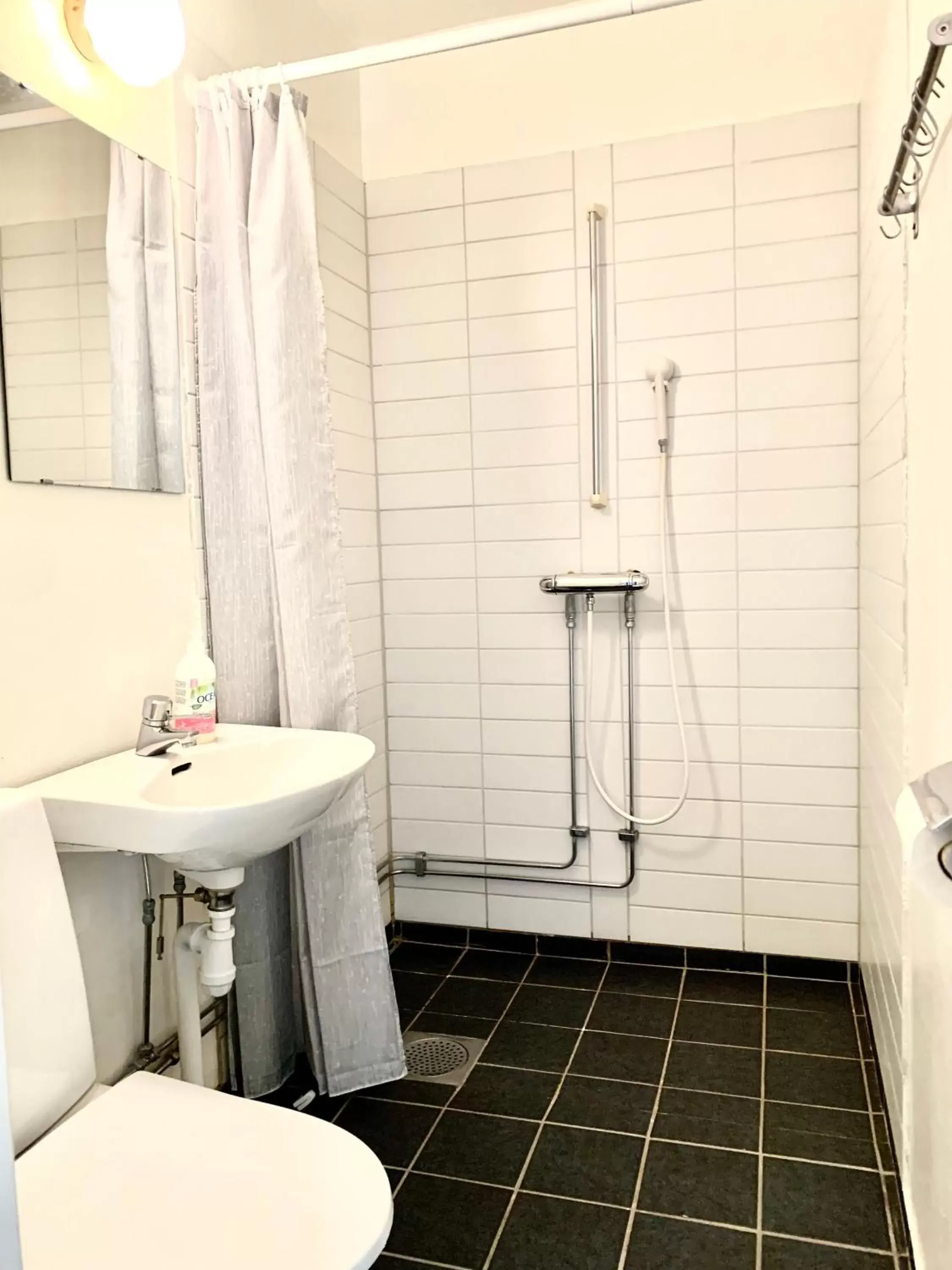 Single Room with Bathroom - single occupancy in Tornedalens B&B Single Room with Bathroom - single occupancy in Tornedalens B&B