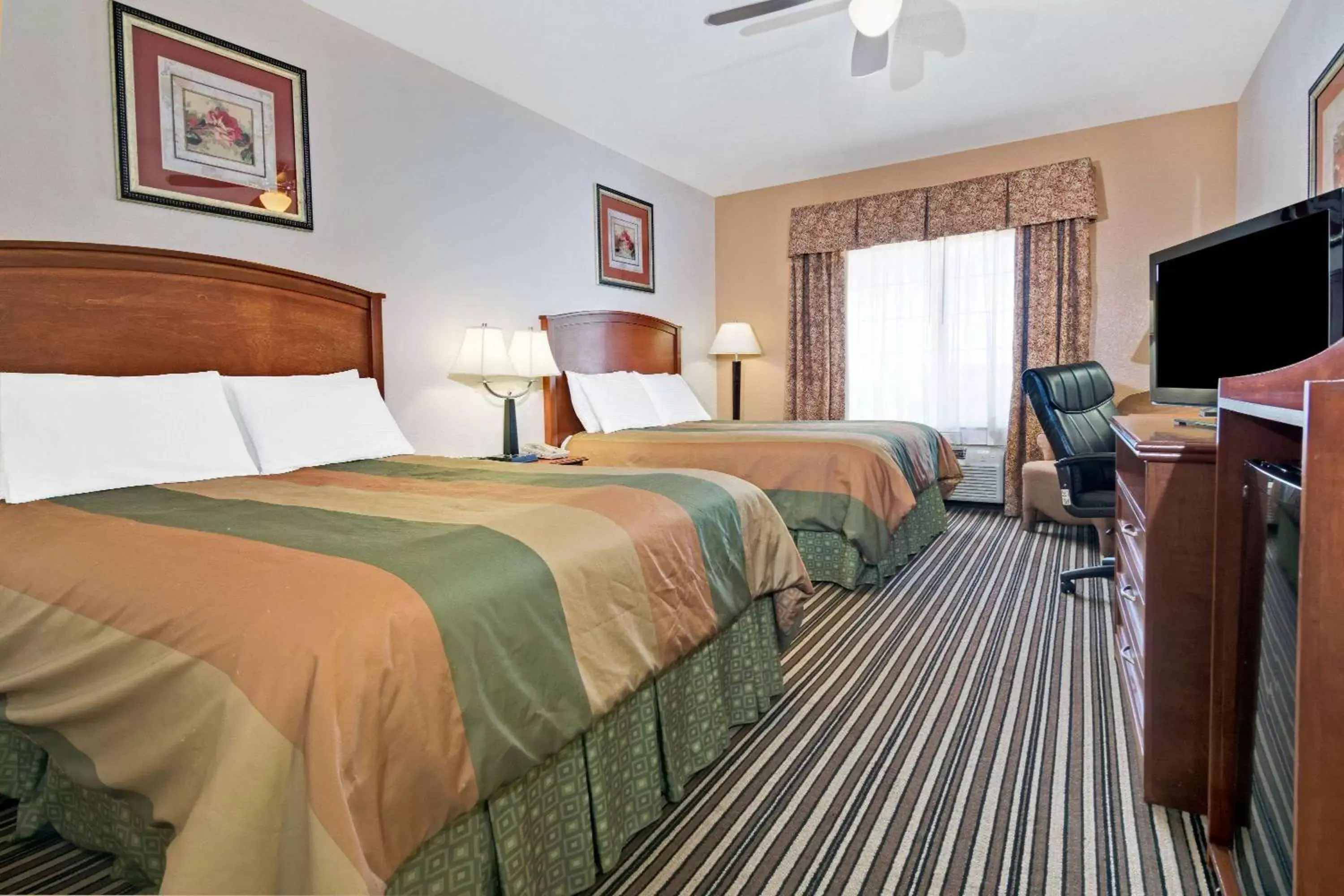 Photo of the whole room, Bed in Super 8 by Wyndham Austin/Airport South