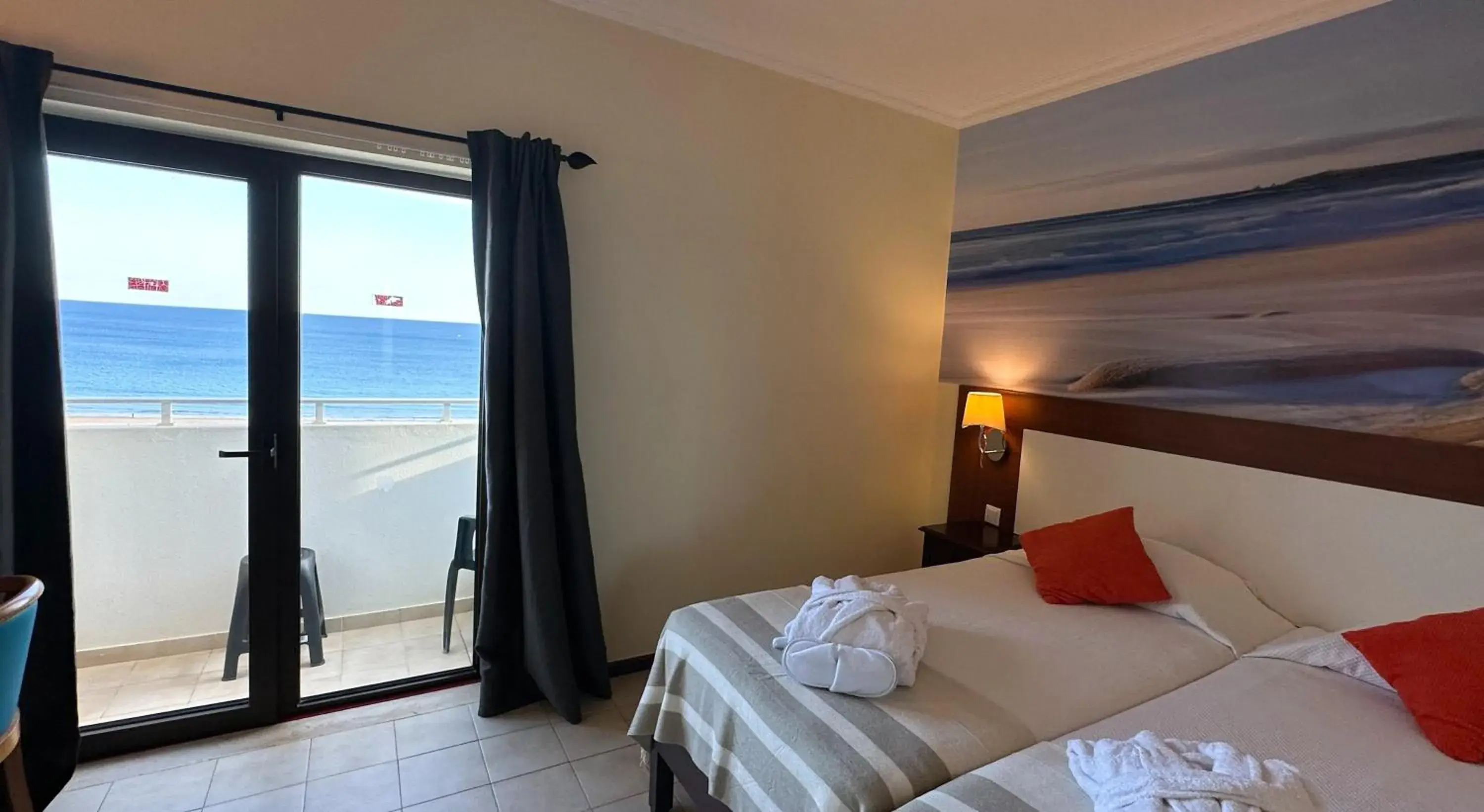 Bedroom, Sea View in Hotel Avenida Praia