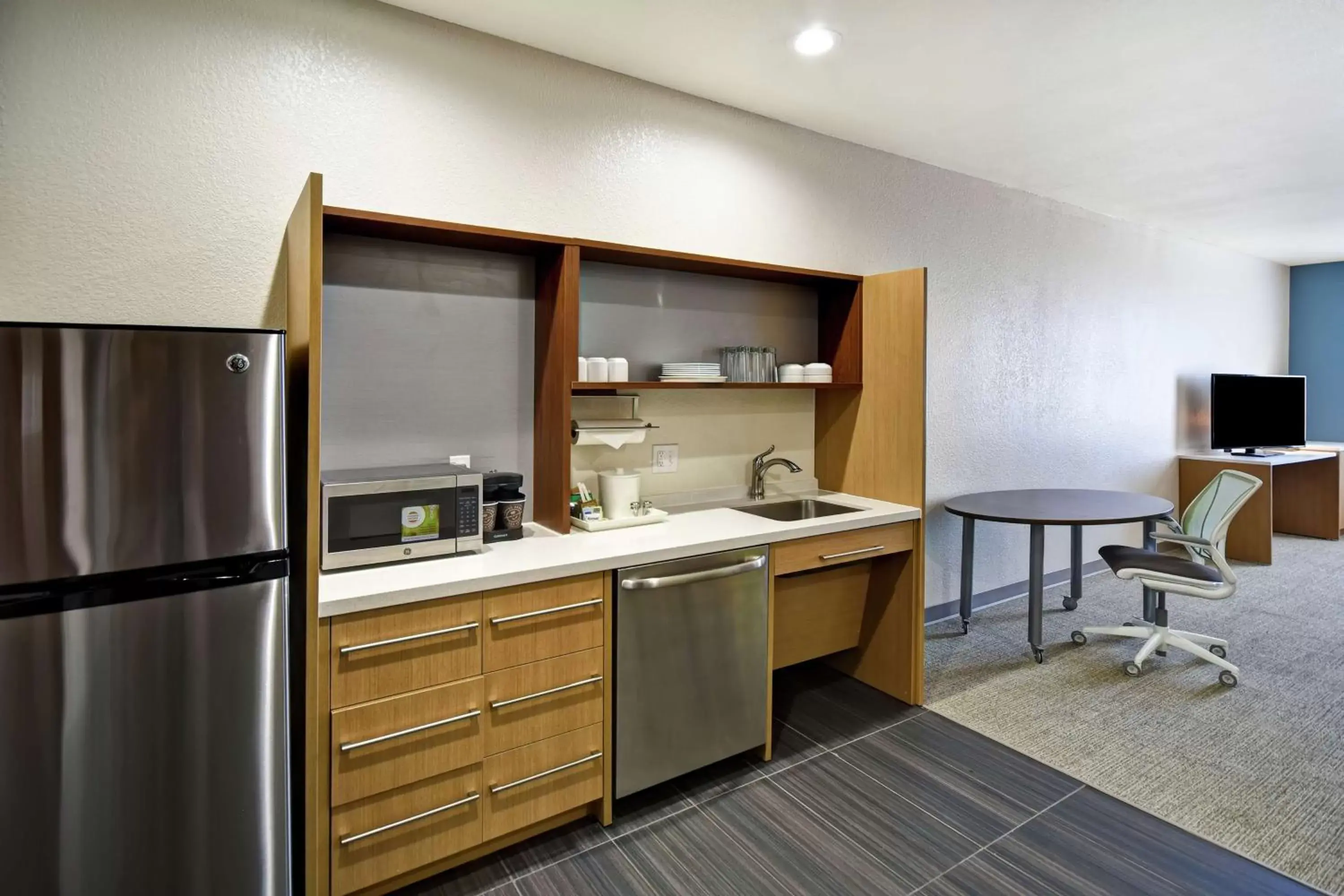 Bedroom, Kitchen/Kitchenette in Home2 Suites By Hilton Oklahoma City Airport