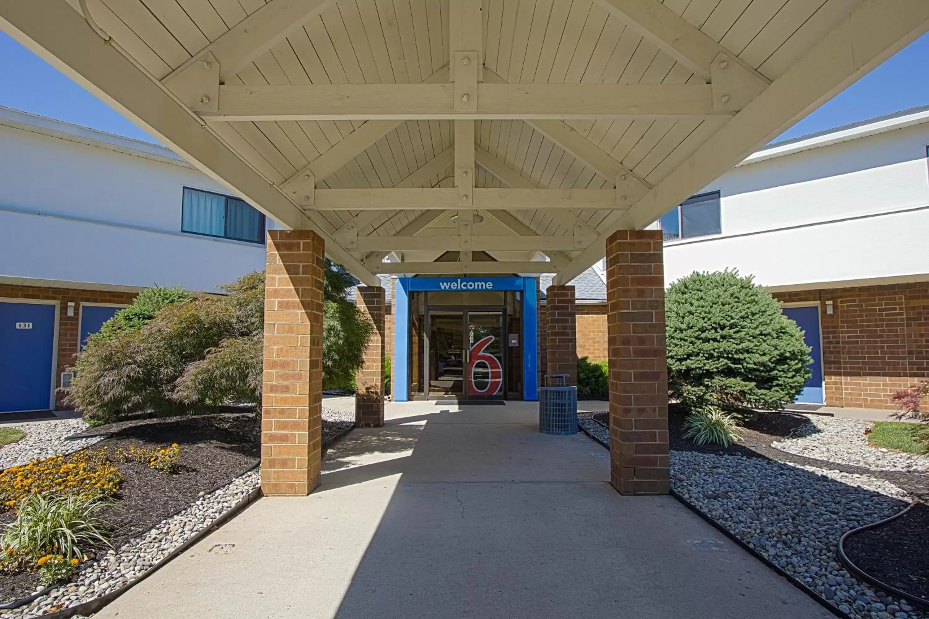 Facade/entrance in Motel 6-Piscataway, NJ