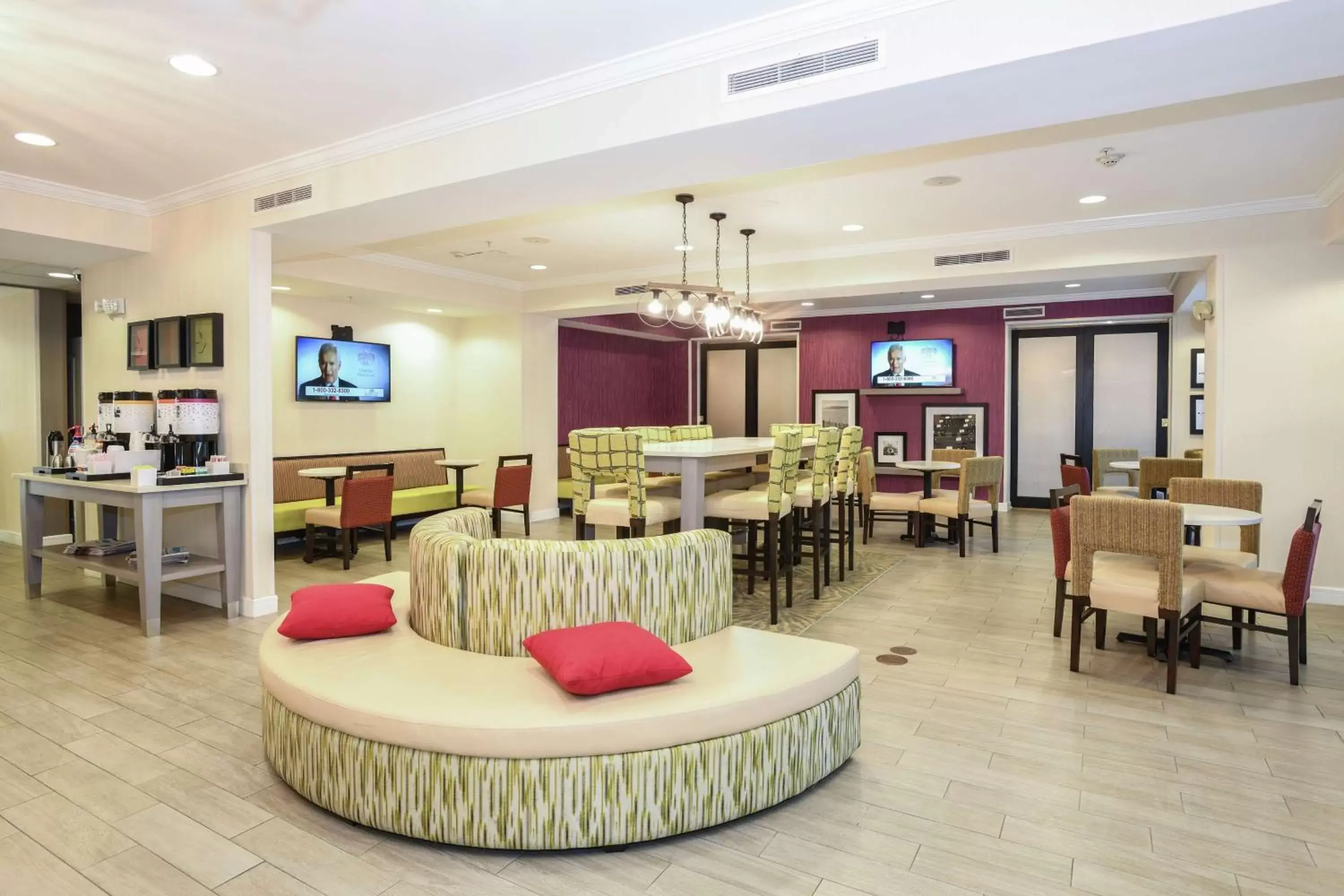 Lobby or reception, Restaurant/Places to Eat in Hampton Inn Jacksonville - East Regency Square