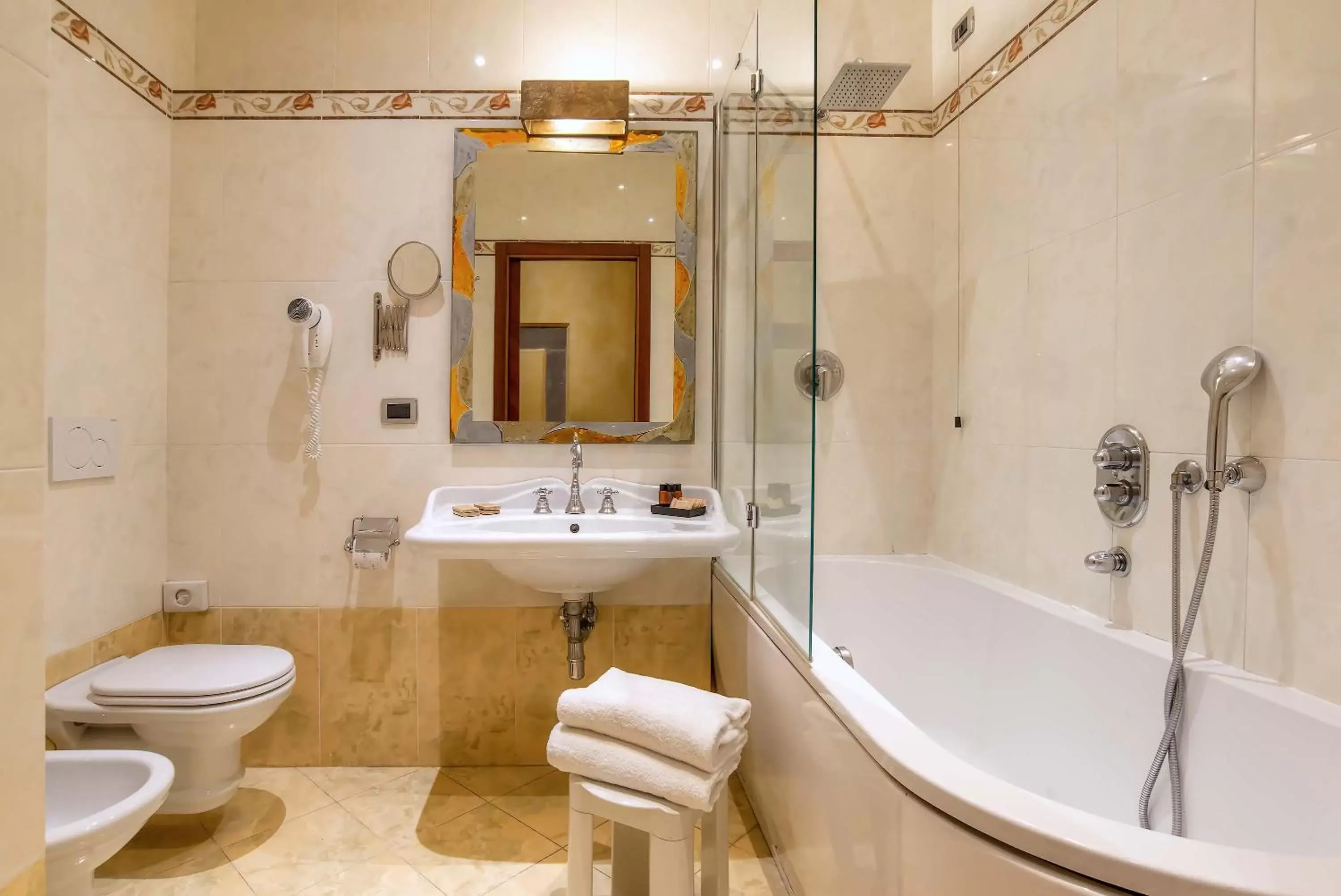 Shower, Bathroom in Hotel Alba Palace
