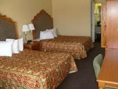 Deluxe Double Room with Two Double Beds - Non-Smoking in Days Inn by Wyndham San Antonio Splashtown/ATT Center Deluxe Double Room with Two Double Beds - Non-Smoking in Days Inn by Wyndham San Antonio Splashtown/ATT Center