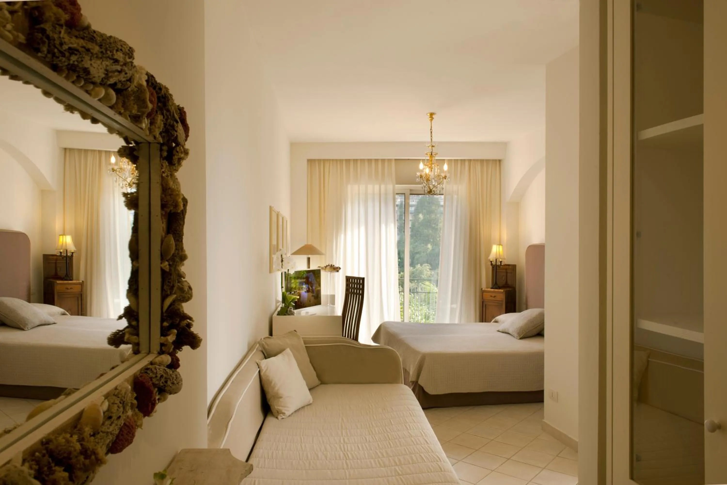 Living room, Bed in Hotel dei Congressi