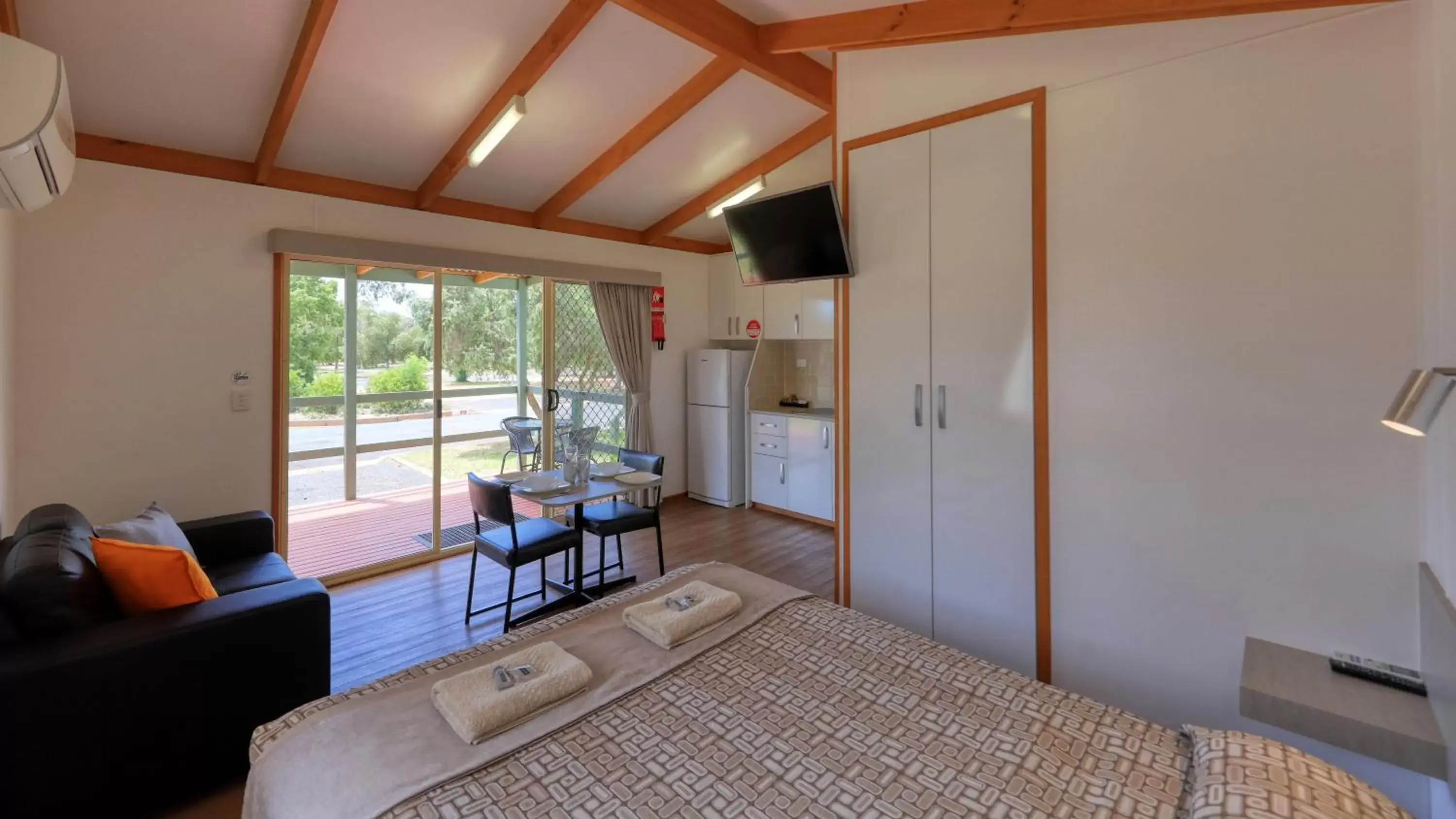 Deluxe Queen Room - No Pets Allowed in Cobar Caravan Park Deluxe Queen Room - No Pets Allowed in Cobar Caravan Park