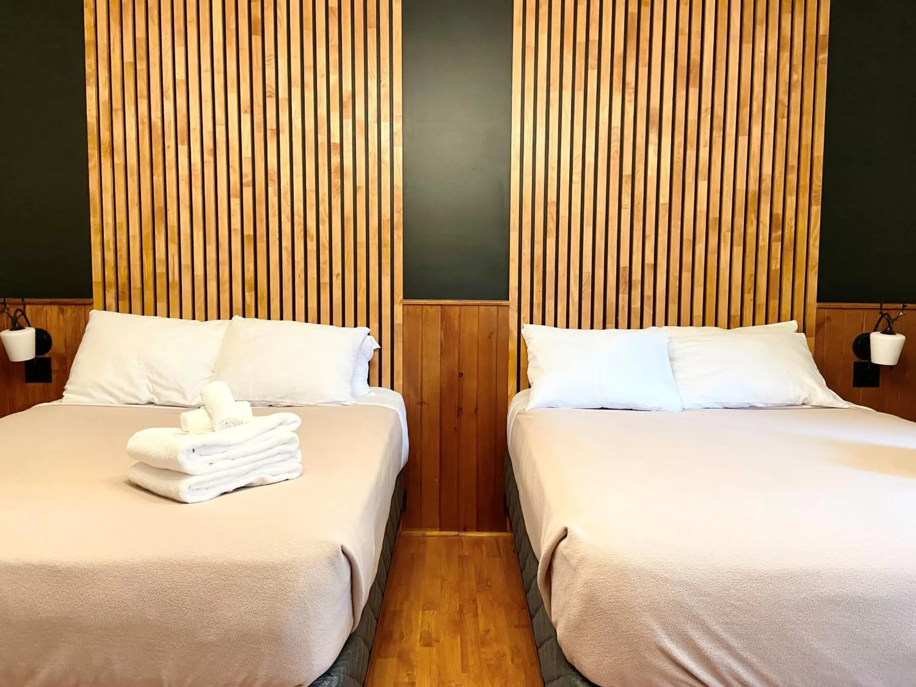 Bed in Hotel Le Petit Lac Sainte-Adèle