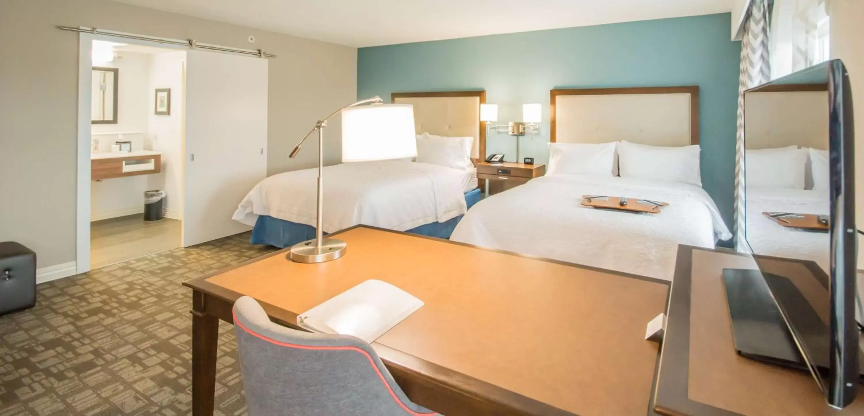 Bathroom, Bed in Hampton Inn & Suites Orlando near SeaWorld