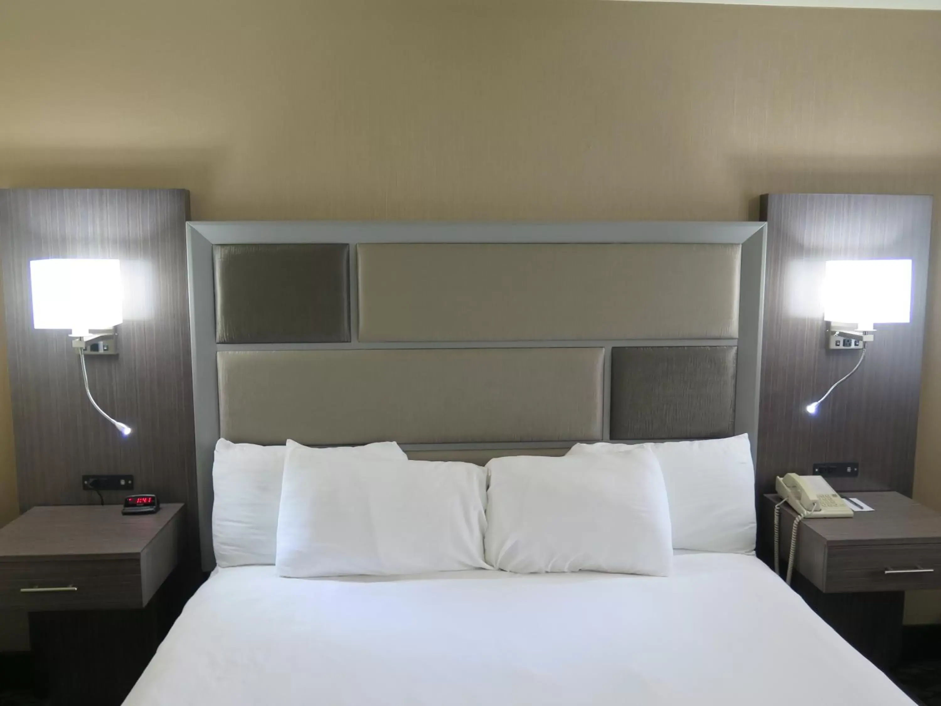 Bed, TV/Entertainment Center in Bonanza Inn and Suites