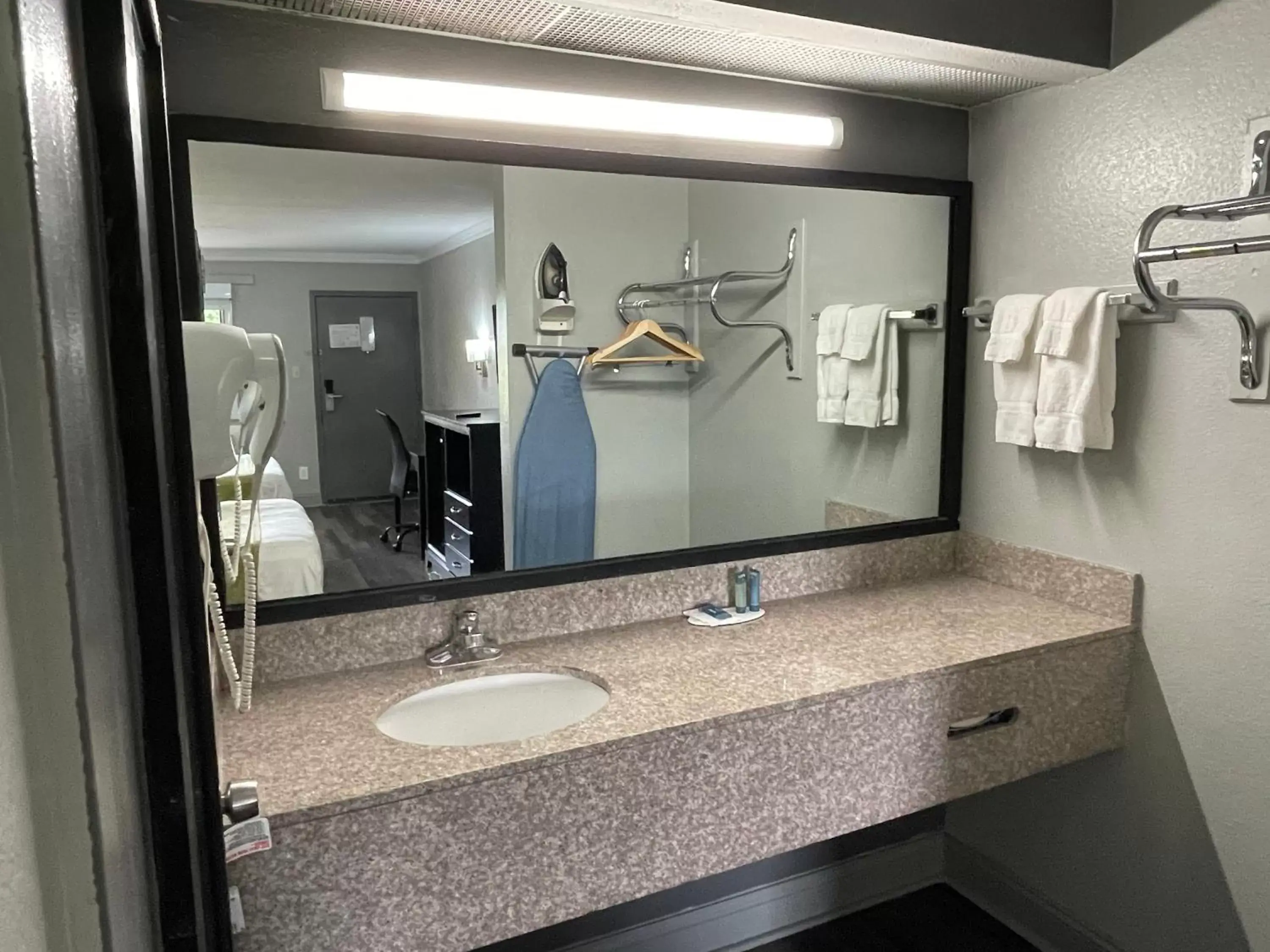 Double Room with Two Double Beds - Non-Smoking in Homestay Horn Lake Southaven Double Room with Two Double Beds - Non-Smoking in Homestay Horn Lake Southaven