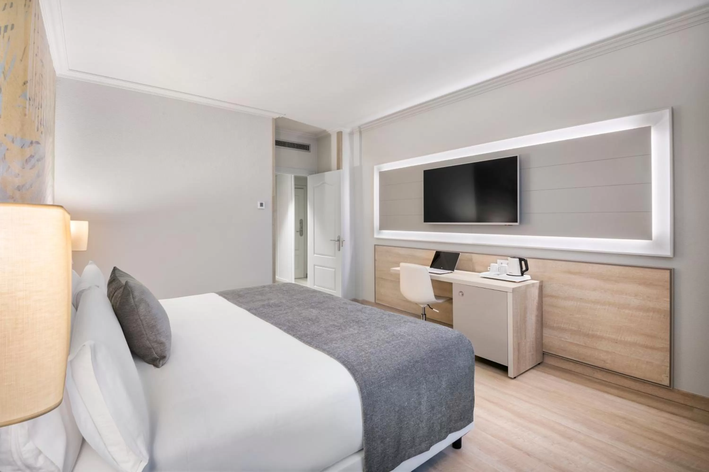 Bedroom, Bed in Salles Ciutat del Prat Barcelona Airport