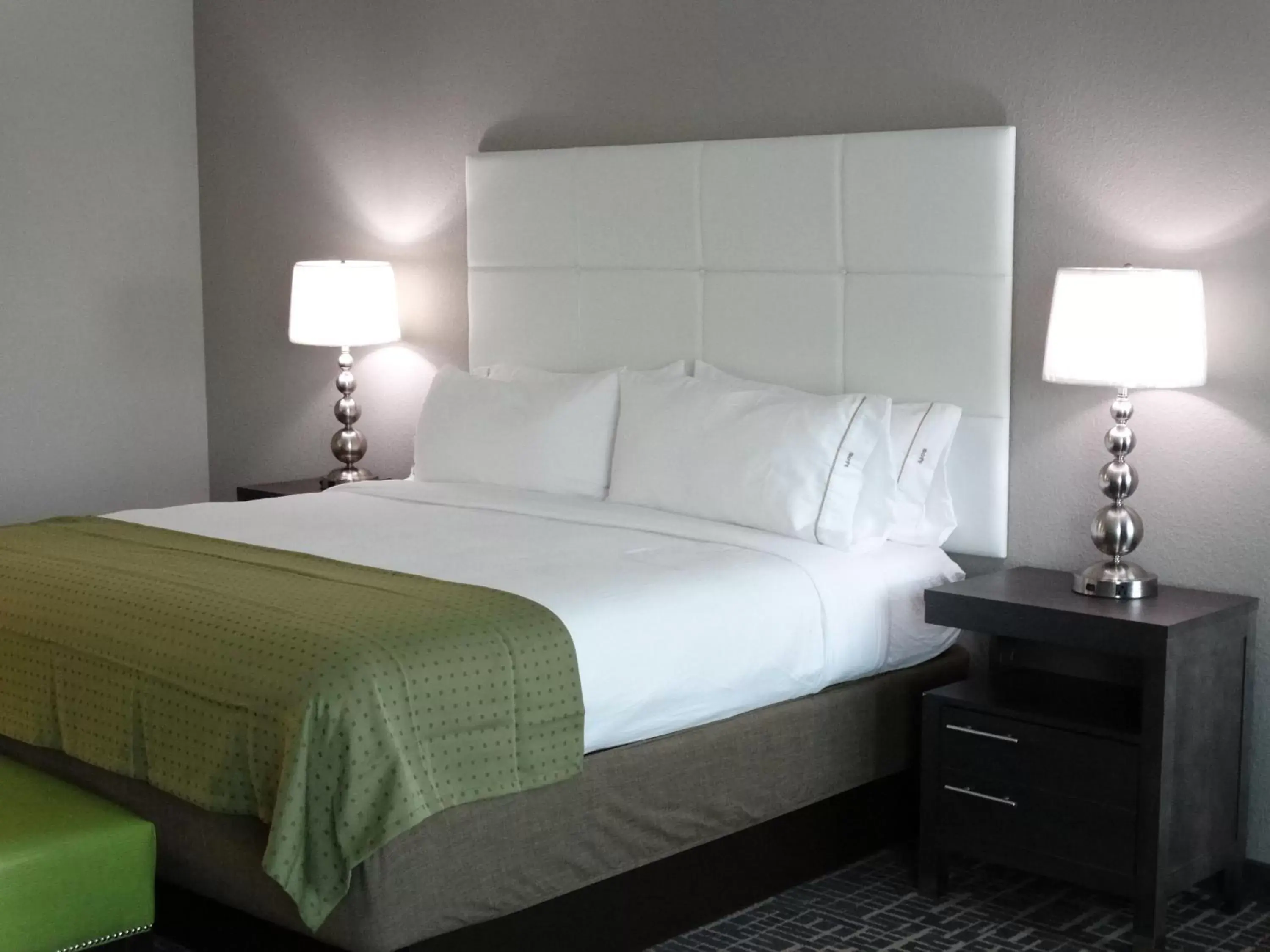 Photo of the whole room, Bed in Holiday Inn Covington, an IHG Hotel