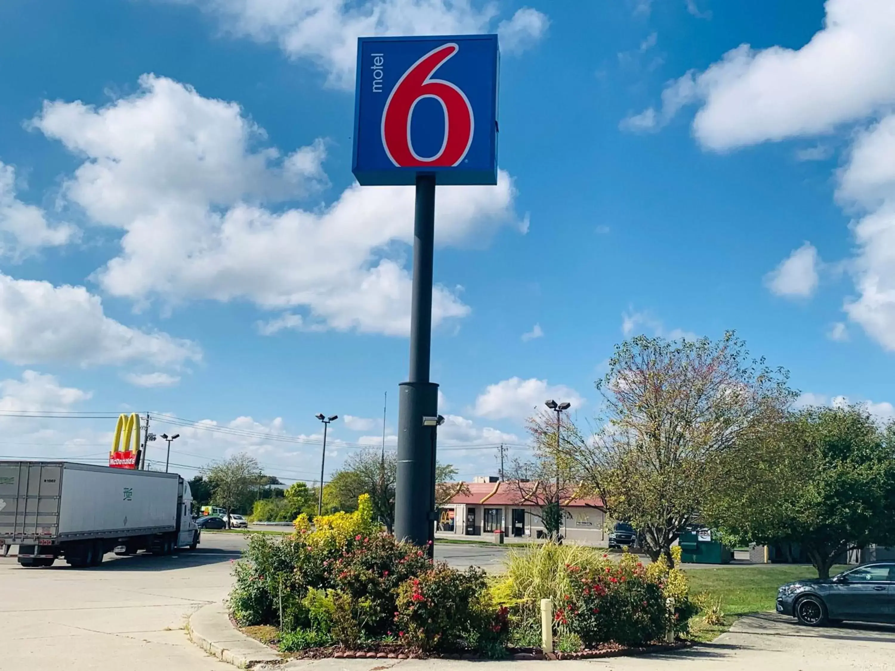 Property Building in Motel 6 - Franklin, OH