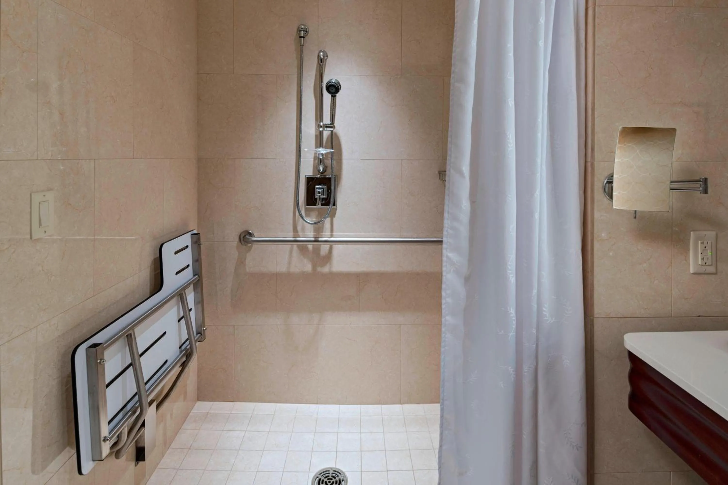 Bathroom, Bed in Sheraton Austin Georgetown Hotel & Conference Center