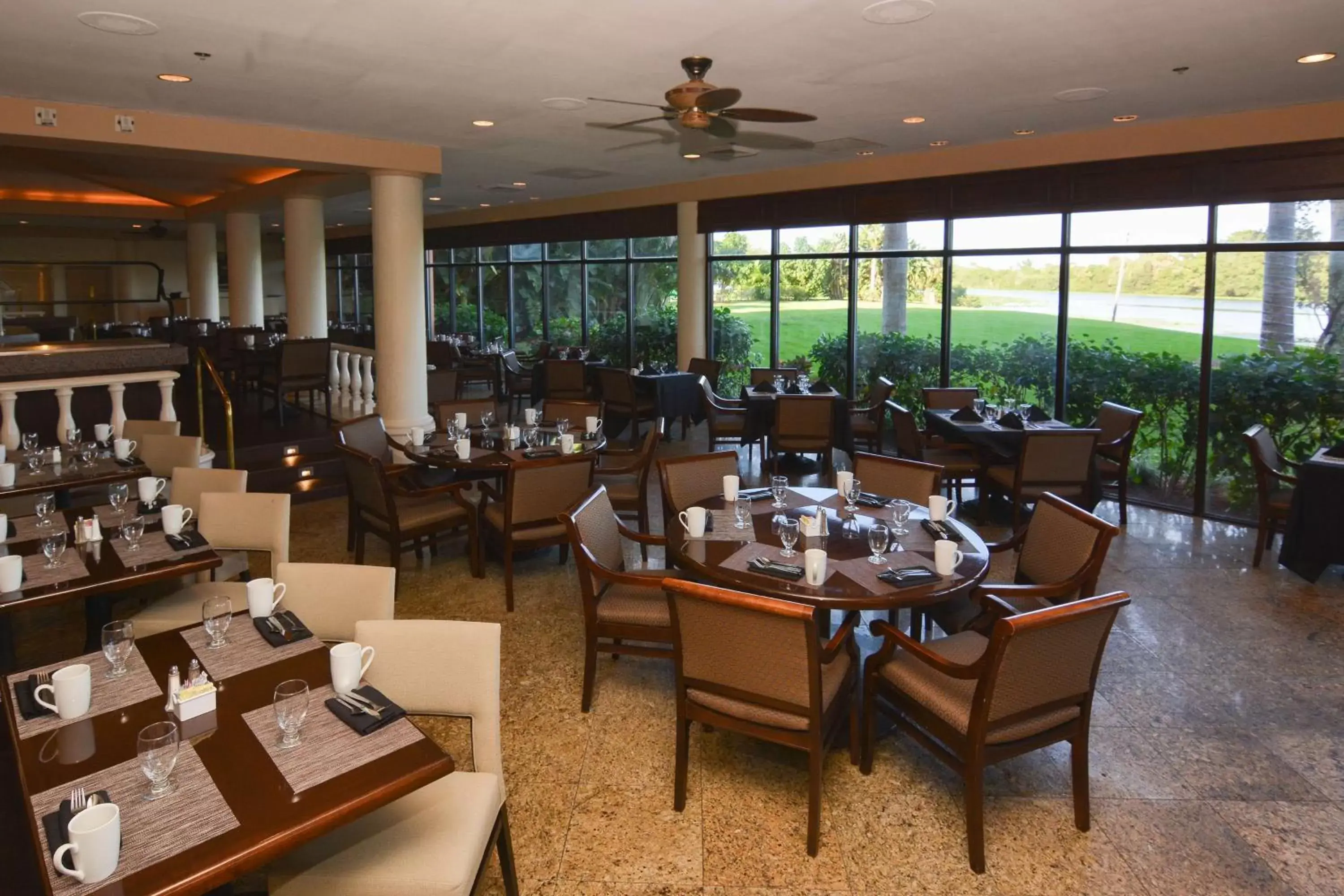 Dining area, Restaurant/Places to Eat in Hilton Palm Beach Airport