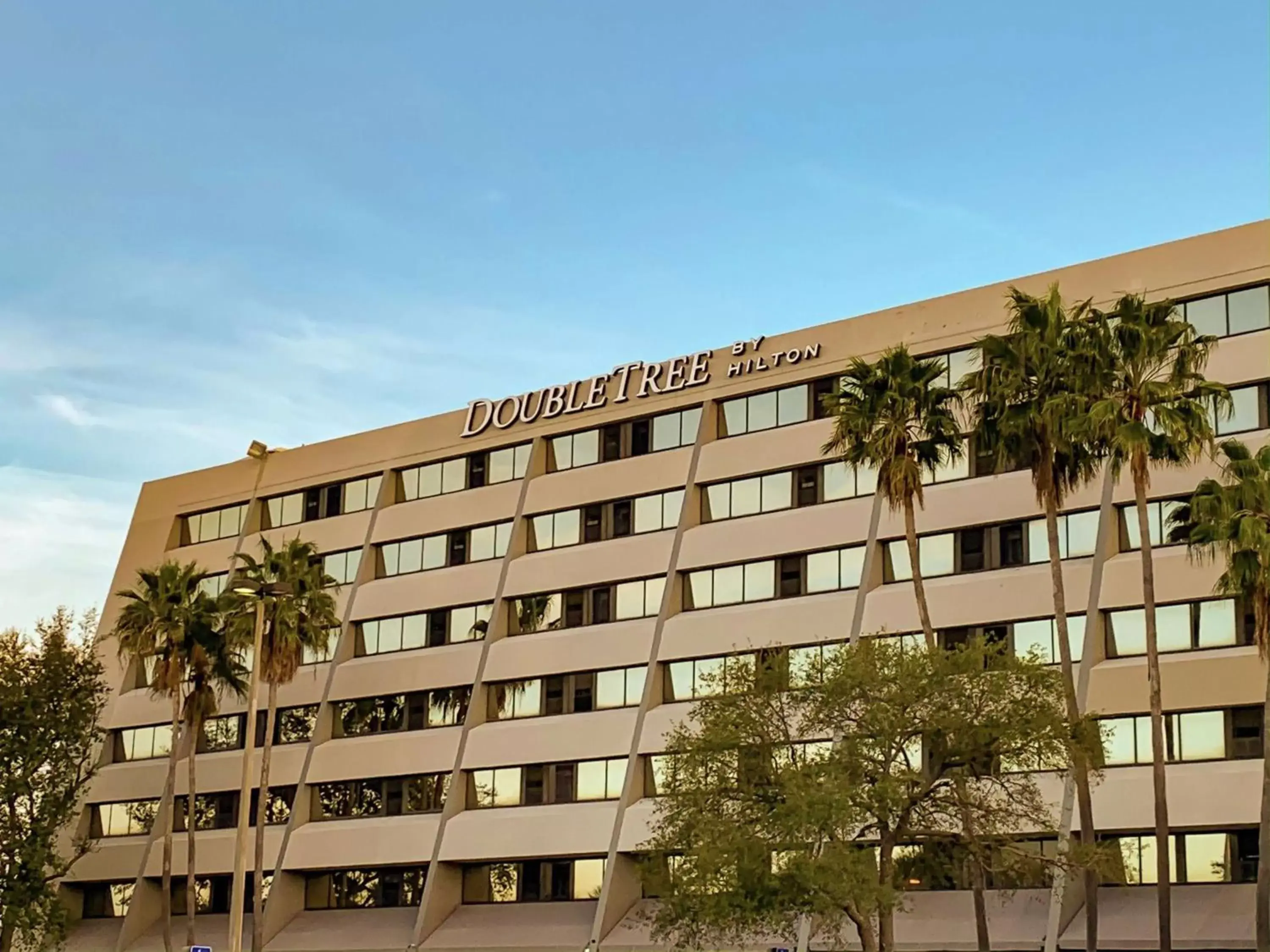 Property building in DoubleTree by Hilton Tampa Rocky Point Waterfront Property building in DoubleTree by Hilton Tampa Rocky Point Waterfront