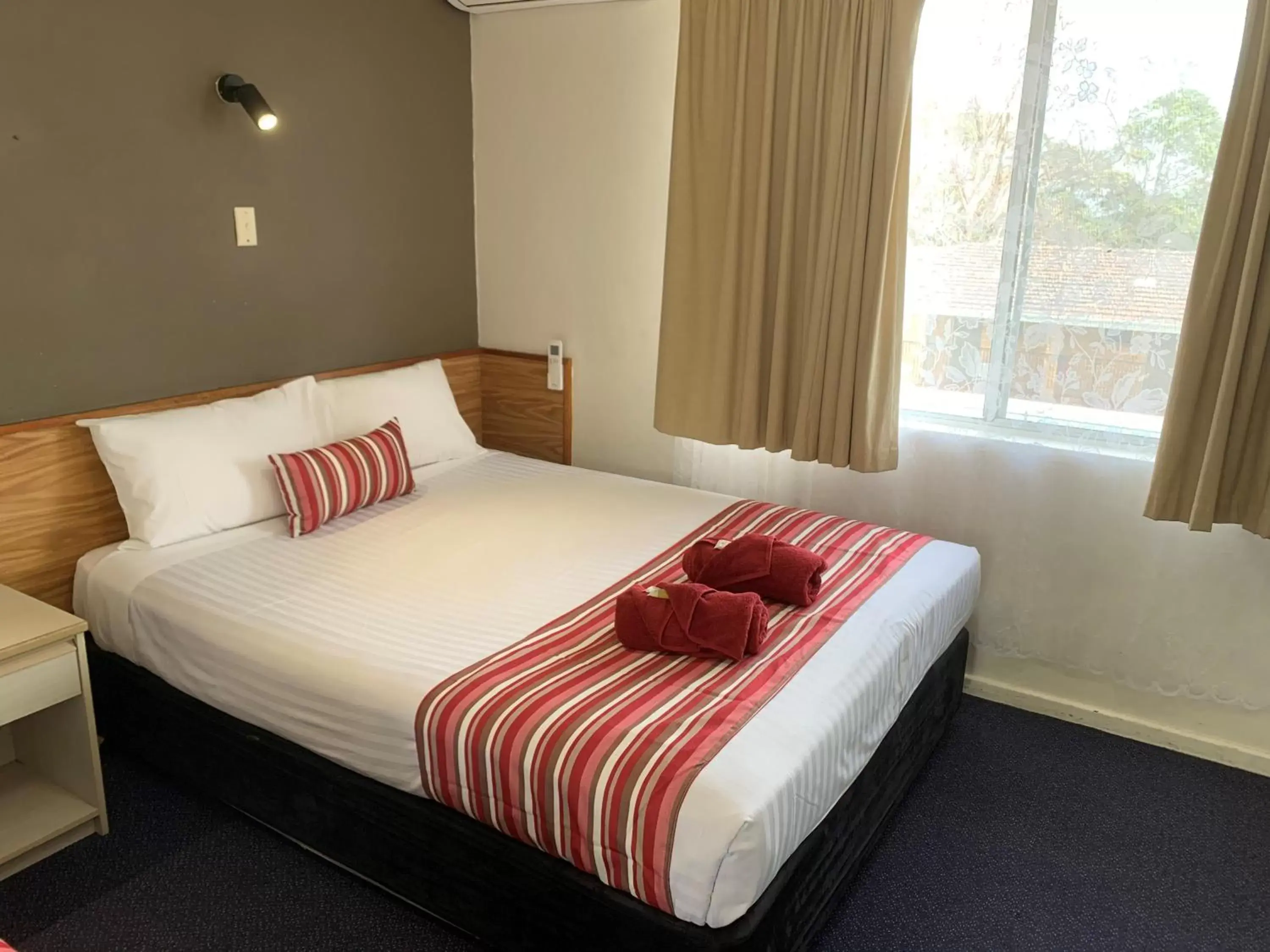Bed in Panorama Motor Inn