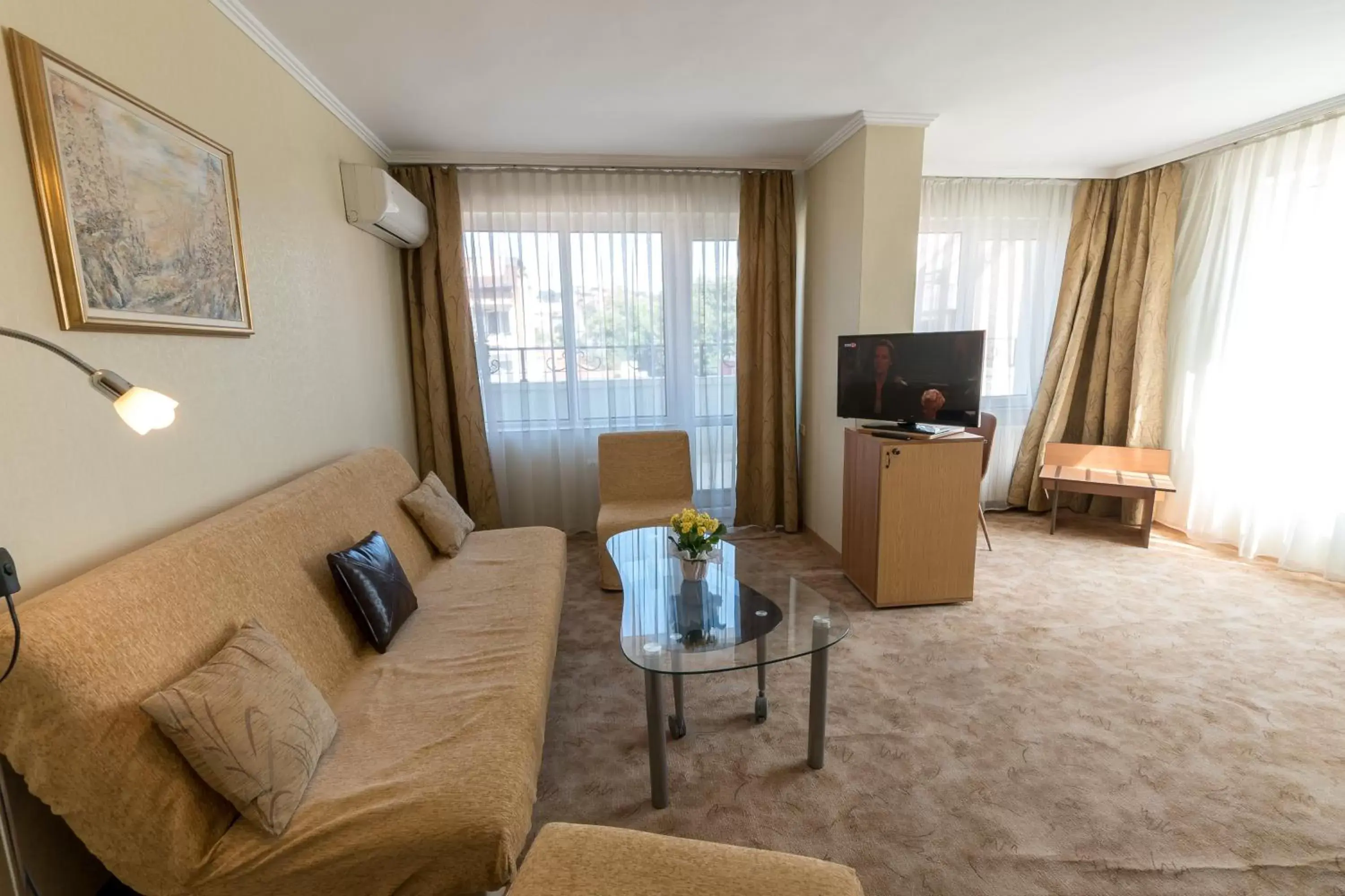 TV and multimedia, Seating Area in Noviz Hotel