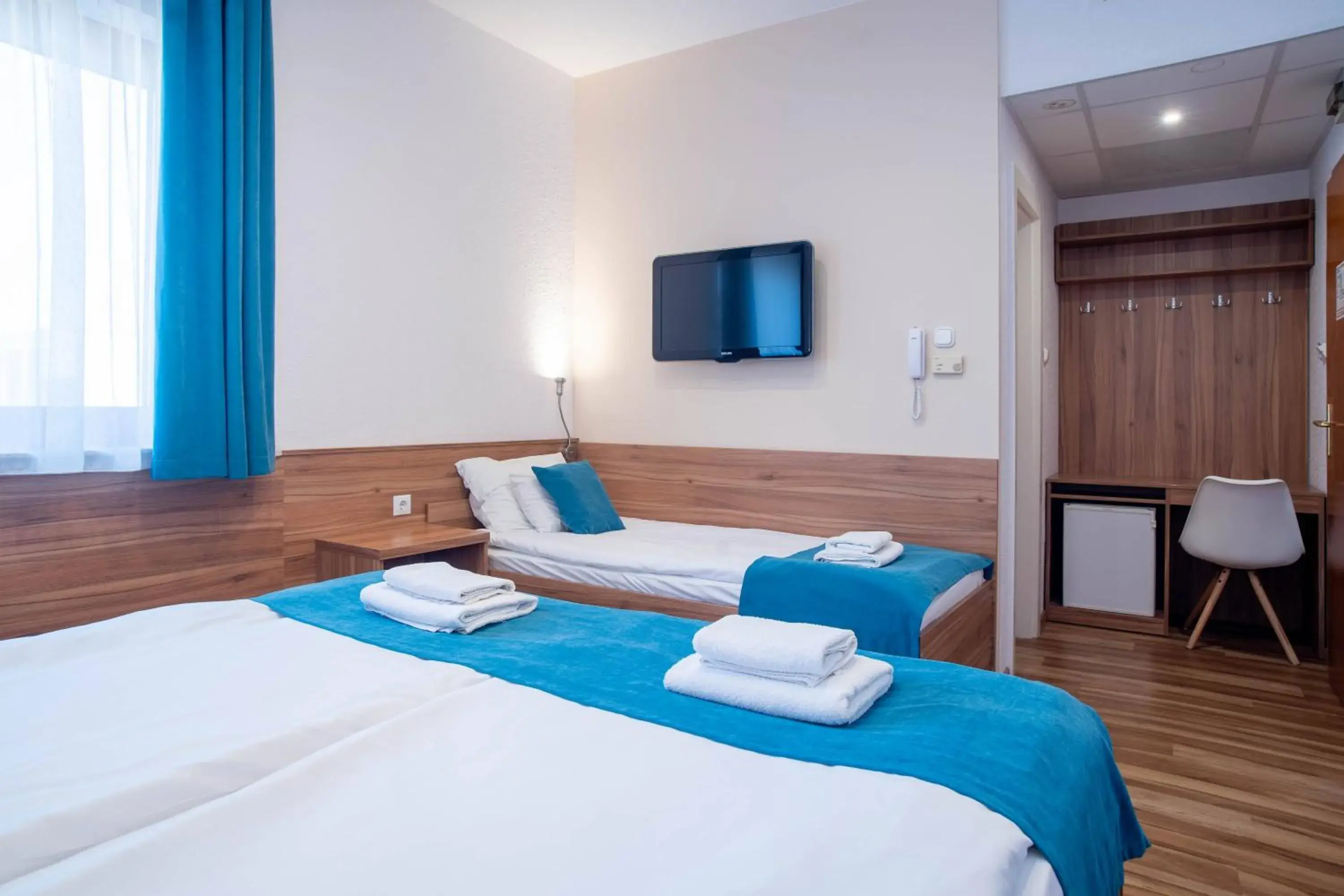 Bed, TV/Entertainment Center in Homoky Hotels Bestline Hotel