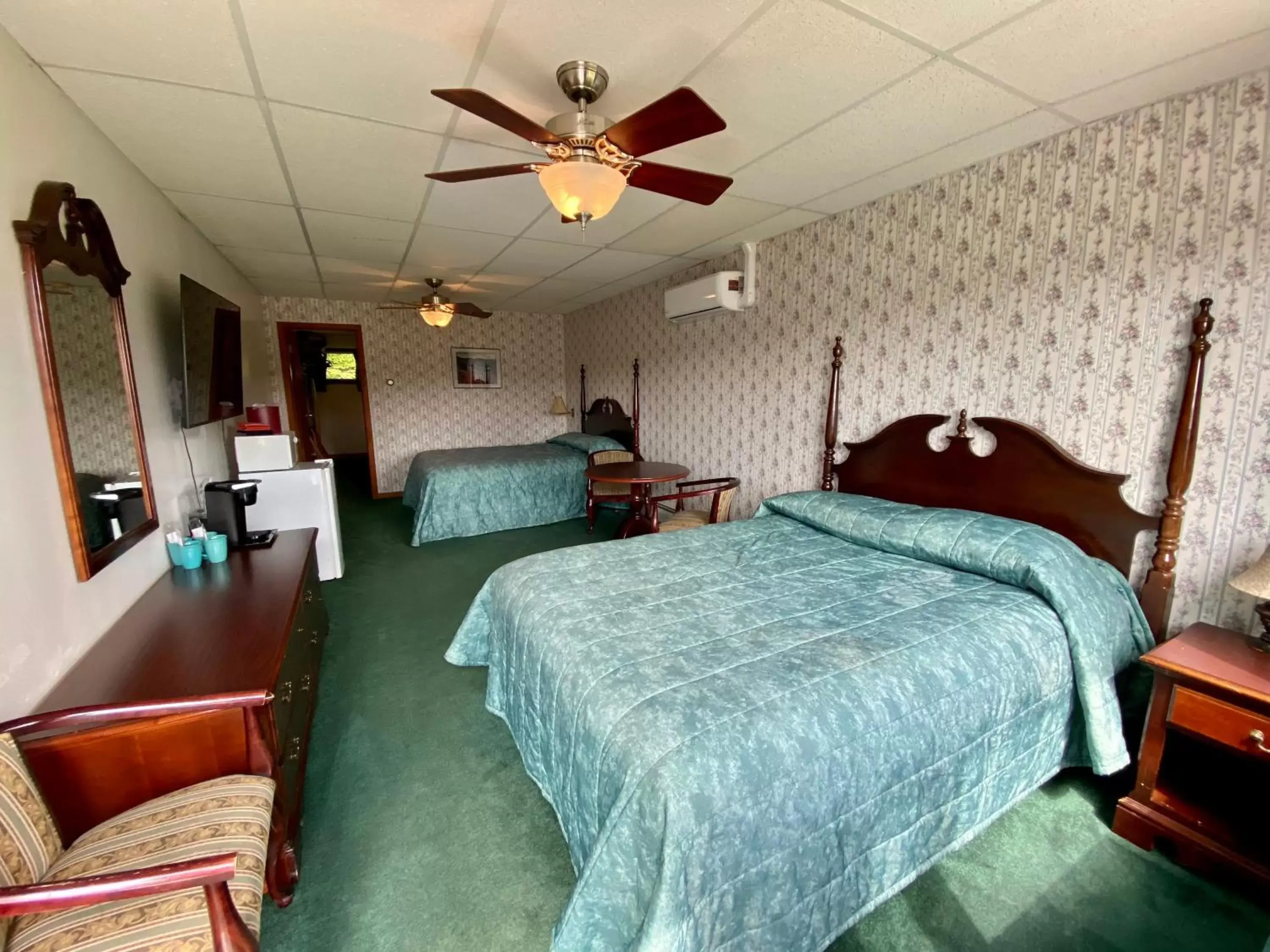 Bed in Sara Placid Inn & Suites