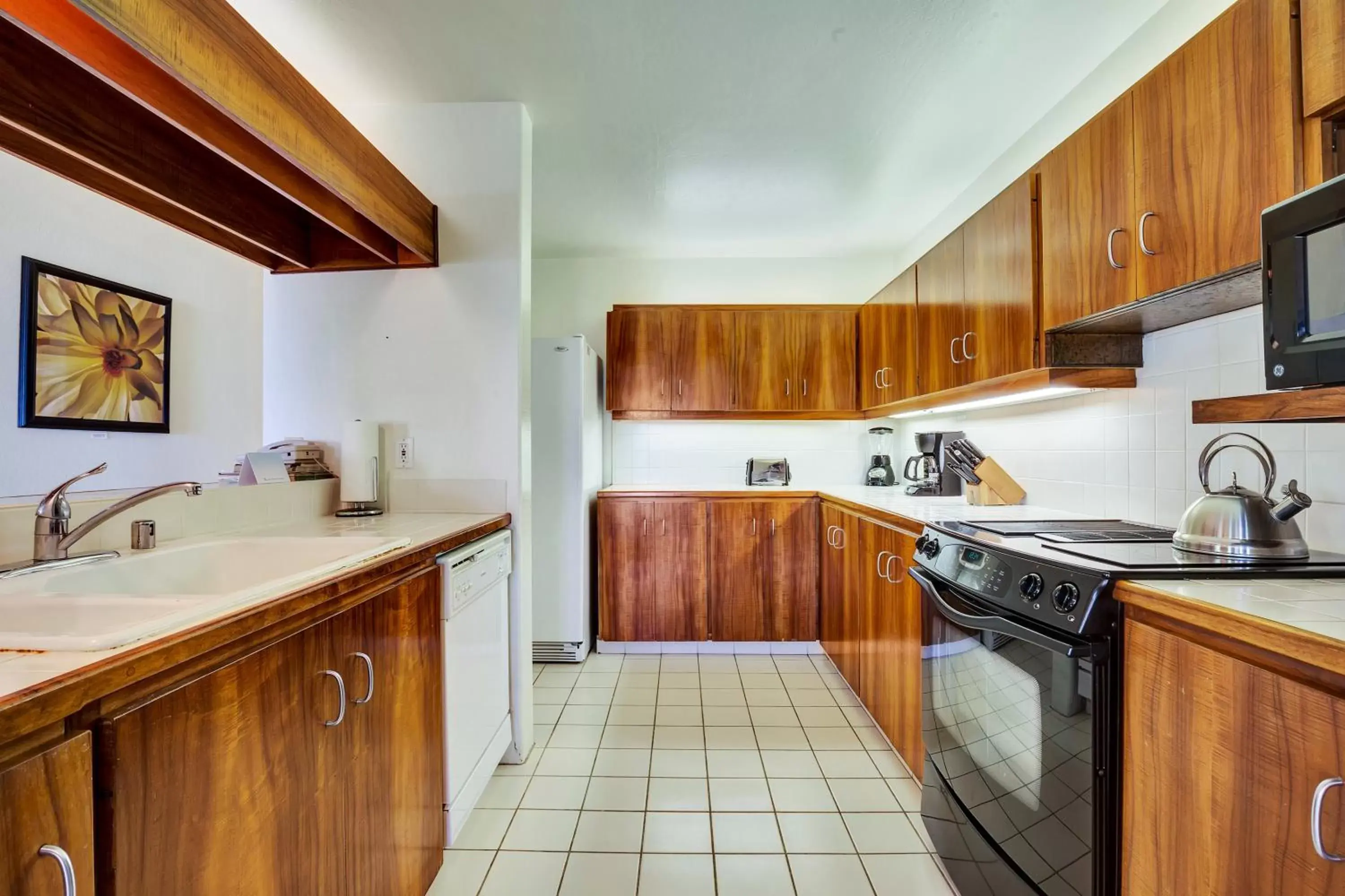 Kitchen/Kitchenette in Kanaloa at Kona by Castle Resorts & Hotels