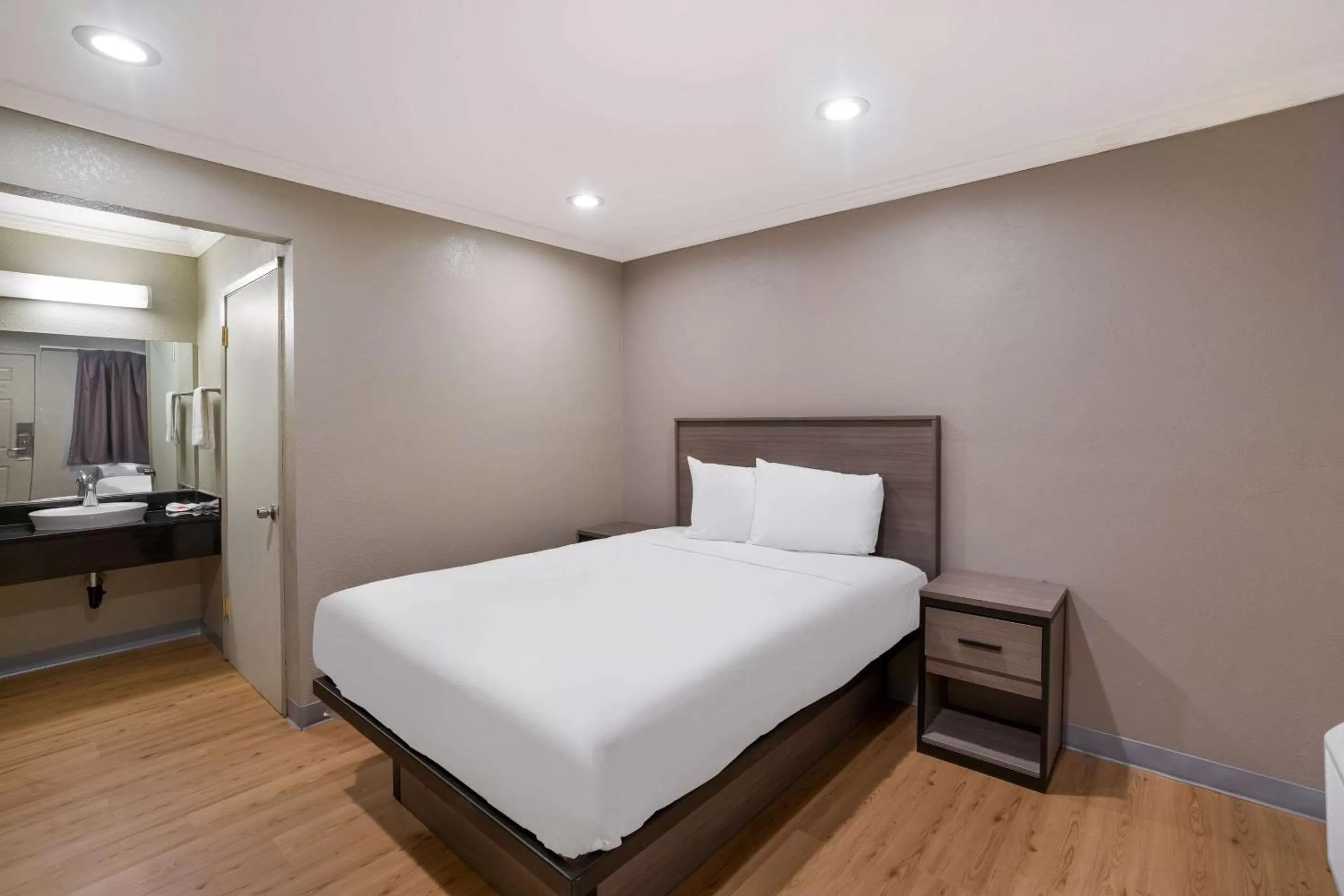 Bedroom, Bed in Econo Lodge