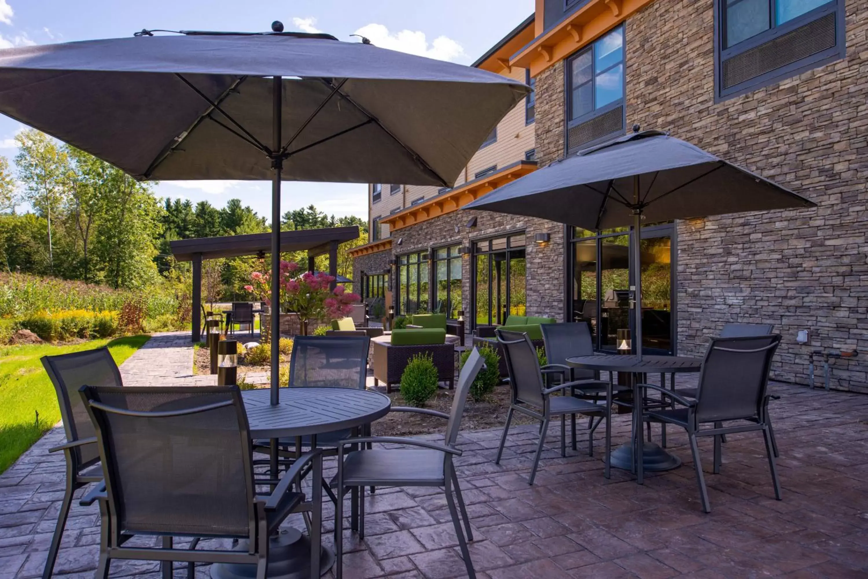 Property building, Restaurant/Places to Eat in Fairfield Inn & Suites by Marriott Canton