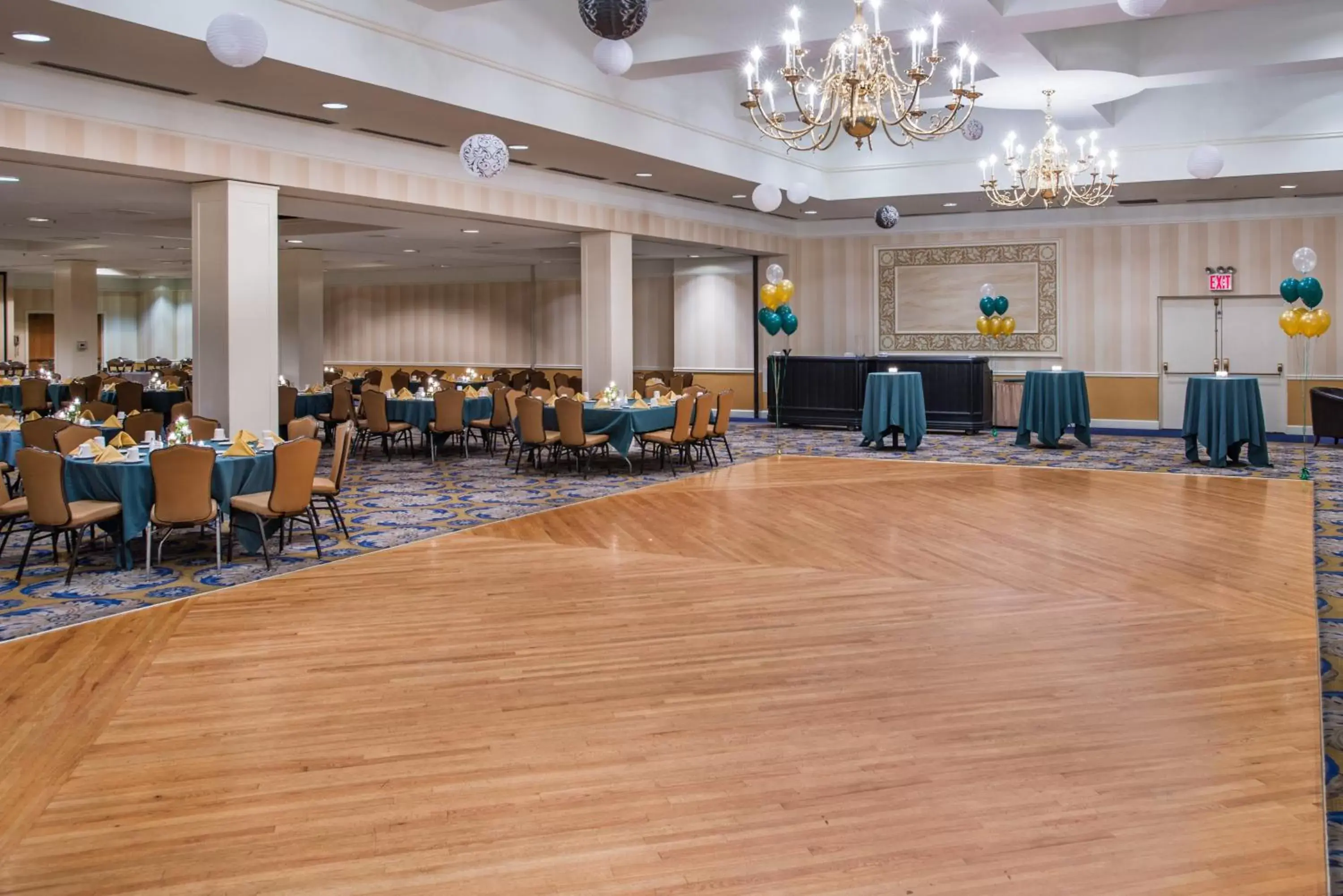 Banquet/Function facilities, Restaurant/Places to Eat in Holiday Inn & Suites Pittsfield-Berkshires, an IHG Hotel